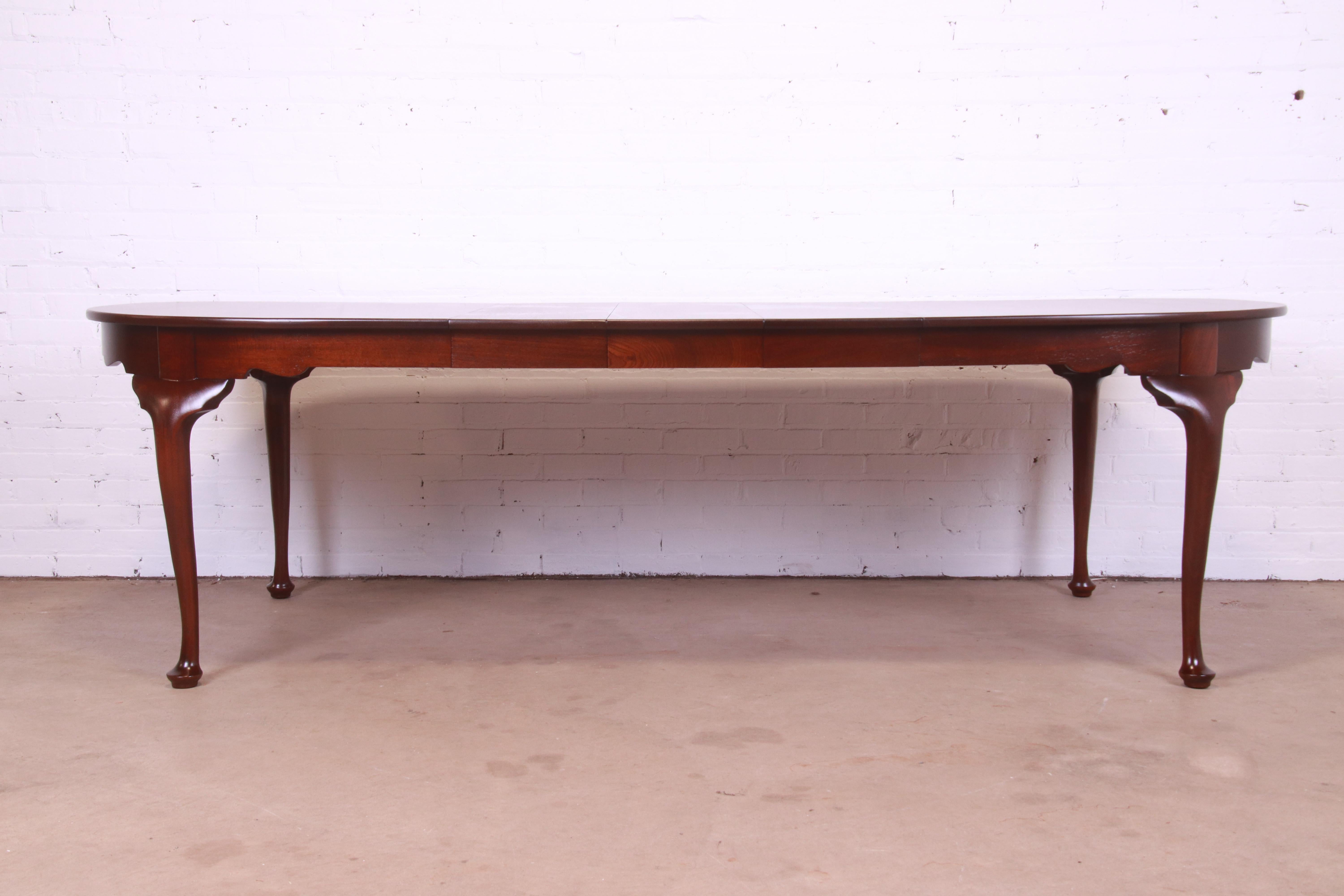 An exceptional Queen Anne style solid mahogany extension dining table

By Henkel Harris

USA, circa 1980s

Measures: 64