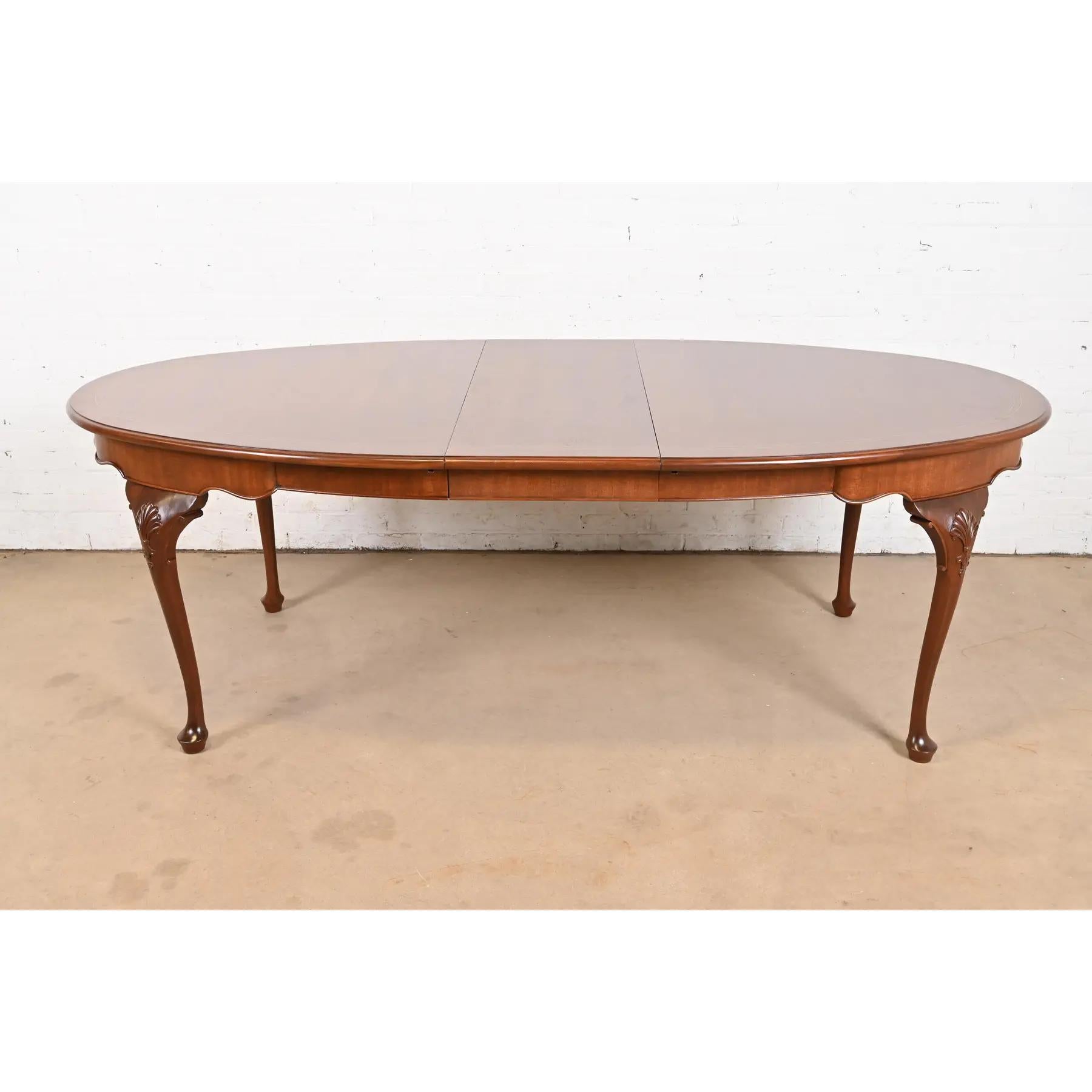Exceptionnelle table de salle à manger à rallonge en acajou massif de style Queen Anne ou Georgien.

Par Henkel Harris

ÉTATS-UNIS, 1994

Magnifique acajou assorti aux livres, avec bandes de bois satiné incrustées, et pieds en acajou massif