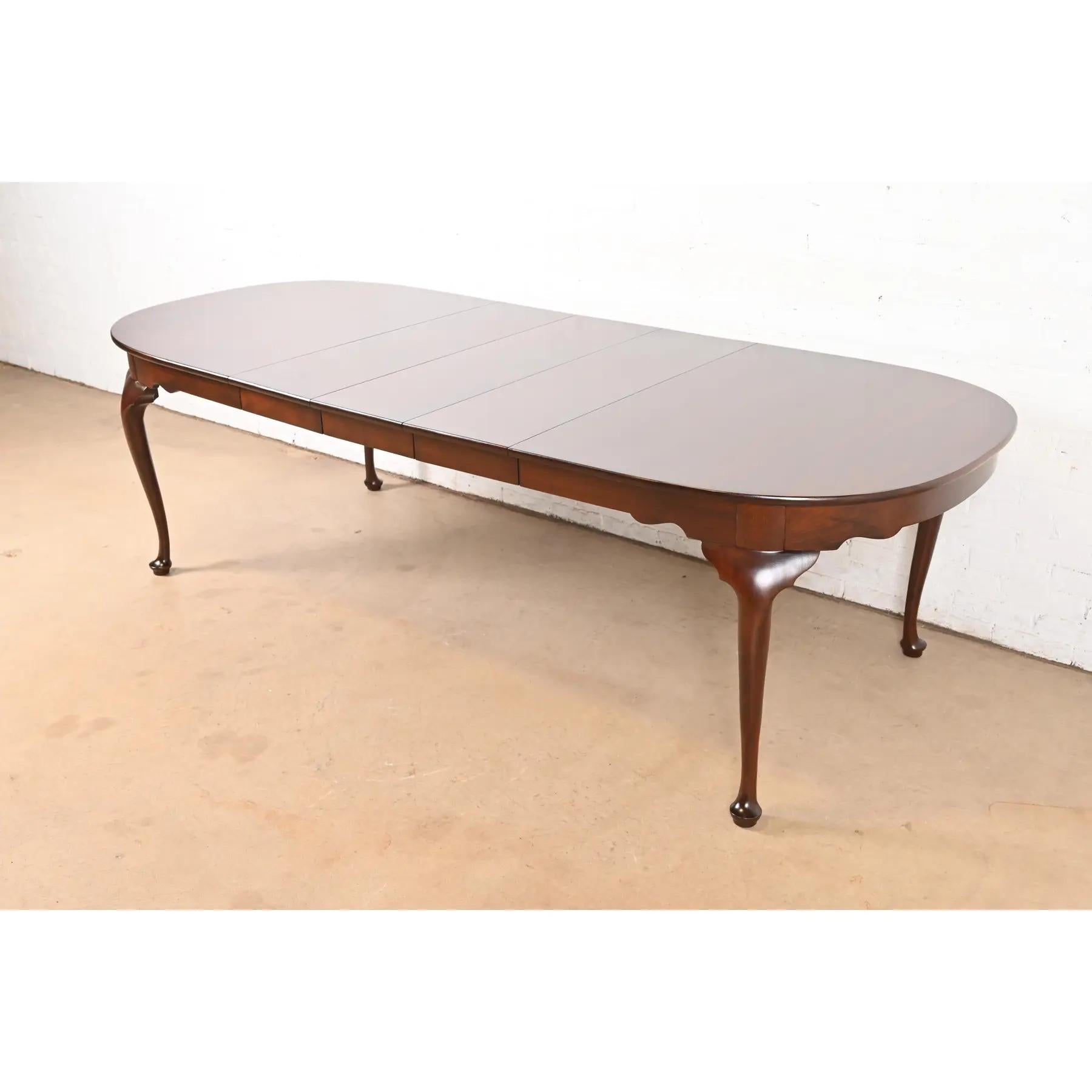 An exceptional Queen Anne or Georgian style solid mahogany extension dining table

By Henkel Harris

USA, Circa 1960s

Measures: 64.25