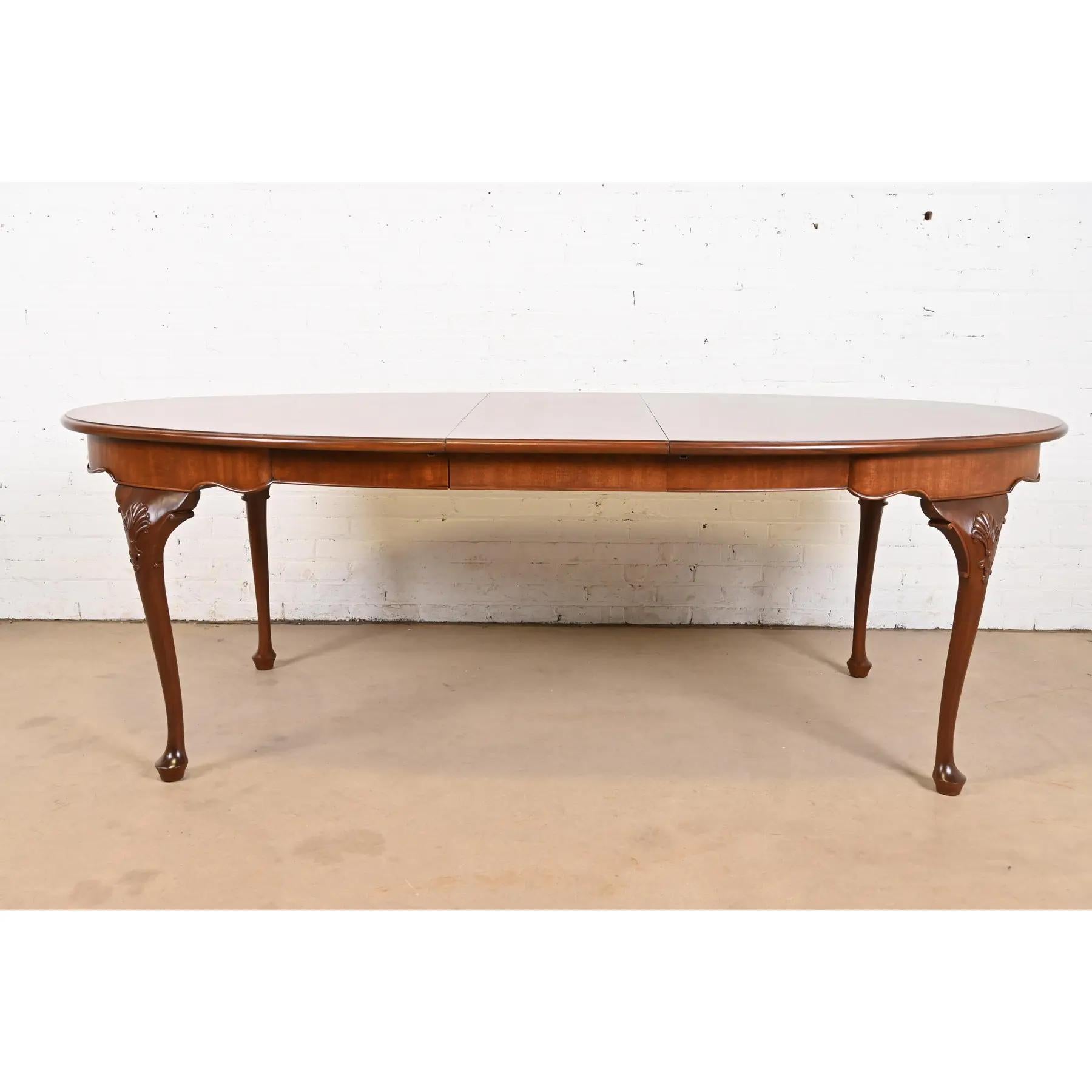 Georgien Henkel Harris Queen Anne table de salle à manger à rallonge en acajou massif, nouvellement revernie en vente