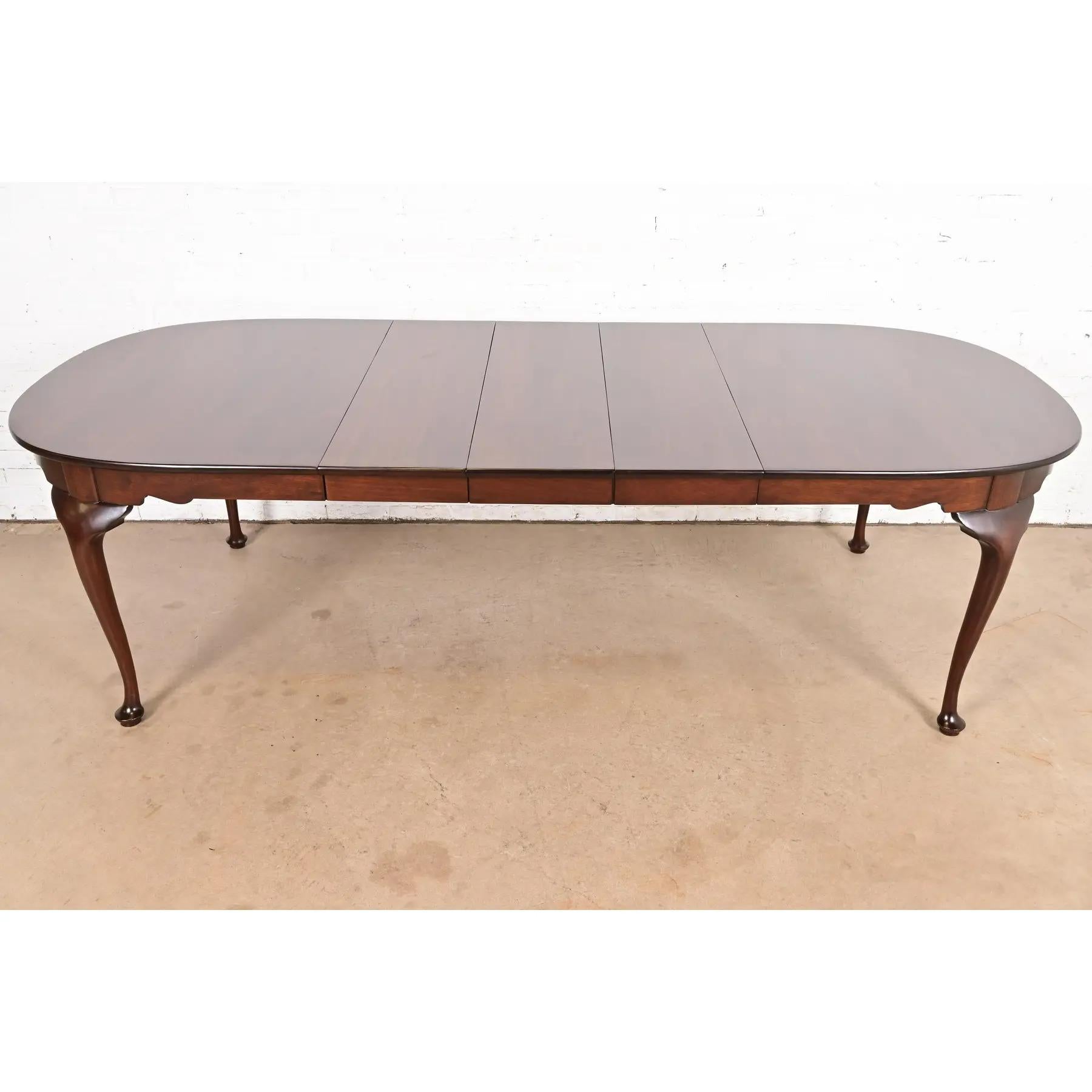 Américain Henkel Harris Queen Anne table de salle à manger à rallonge en acajou massif, nouvellement revernie en vente