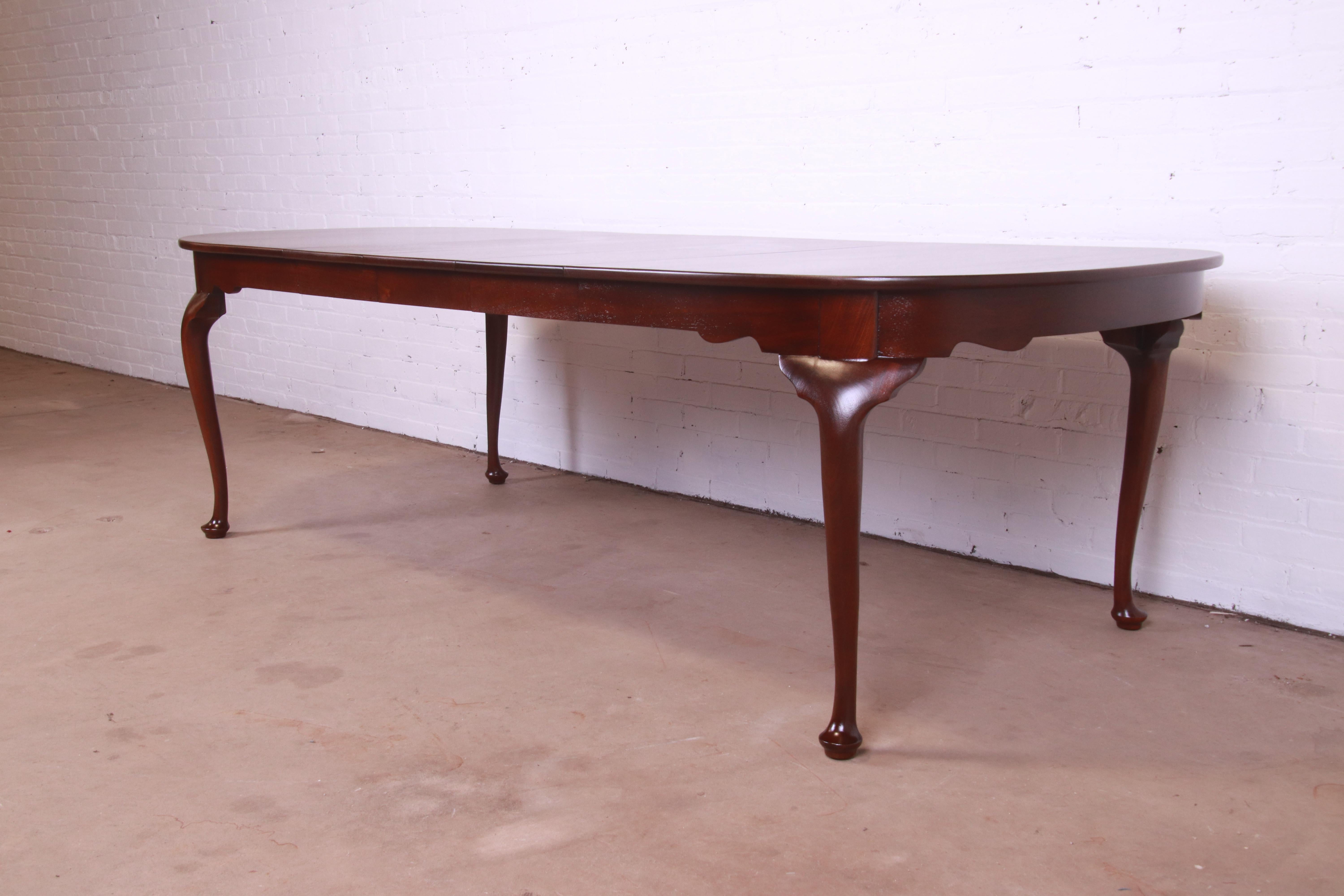 Henkel Harris Queen Anne Solid Mahogany Extension Dining Table, Newly Refinished In Good Condition In South Bend, IN