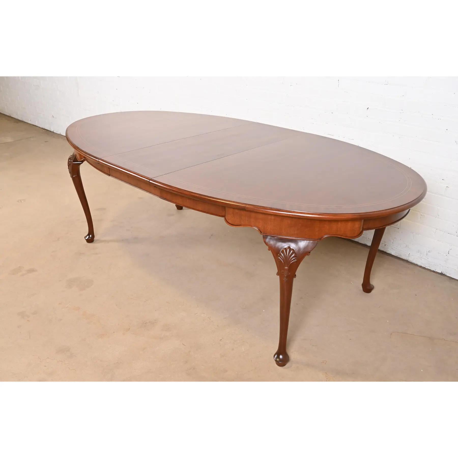 Américain Henkel Harris Queen Anne table de salle à manger à rallonge en acajou massif, nouvellement revernie en vente
