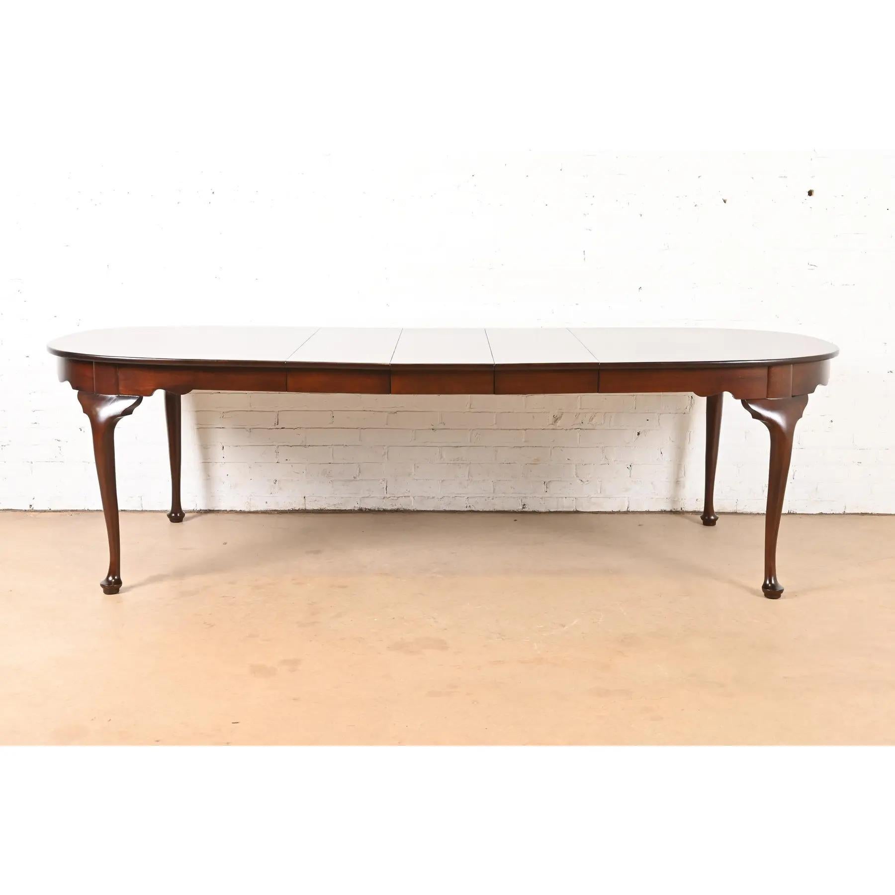 Henkel Harris Queen Anne Solid Mahogany Extension Dining Table, Newly Refinished In Good Condition For Sale In South Bend, IN