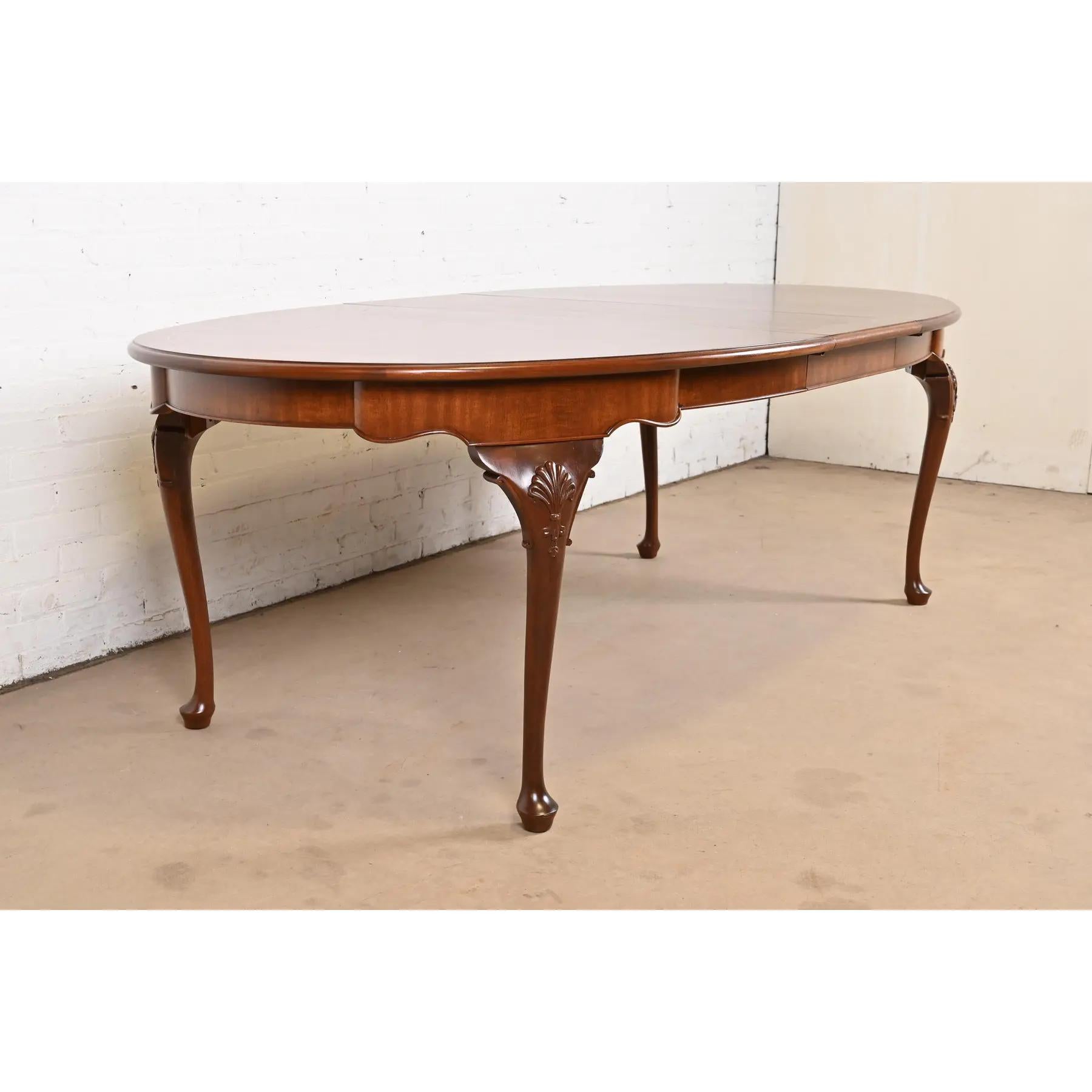 Henkel Harris Queen Anne table de salle à manger à rallonge en acajou massif, nouvellement revernie Bon état - En vente à South Bend, IN