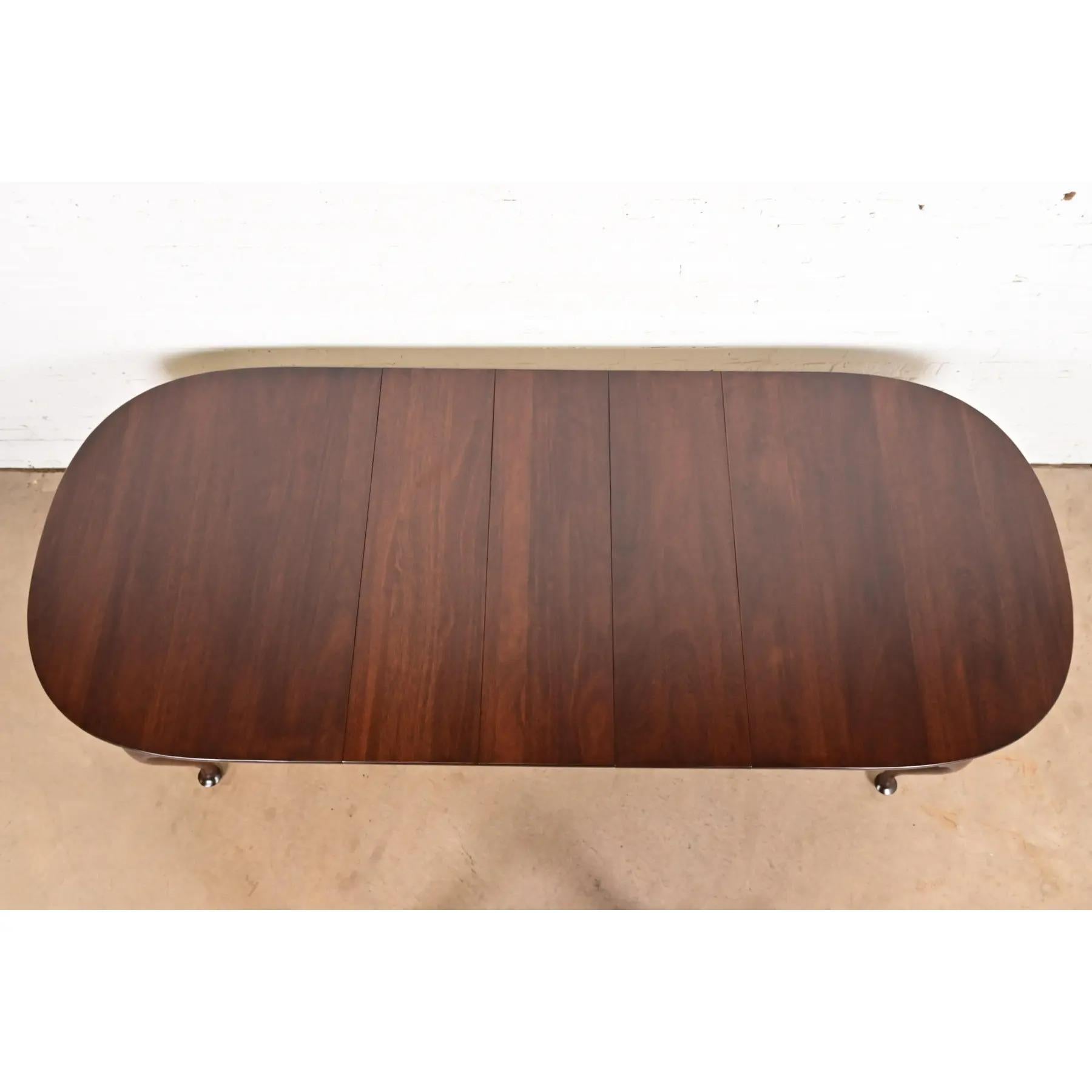 Acajou Henkel Harris Queen Anne table de salle à manger à rallonge en acajou massif, nouvellement revernie en vente