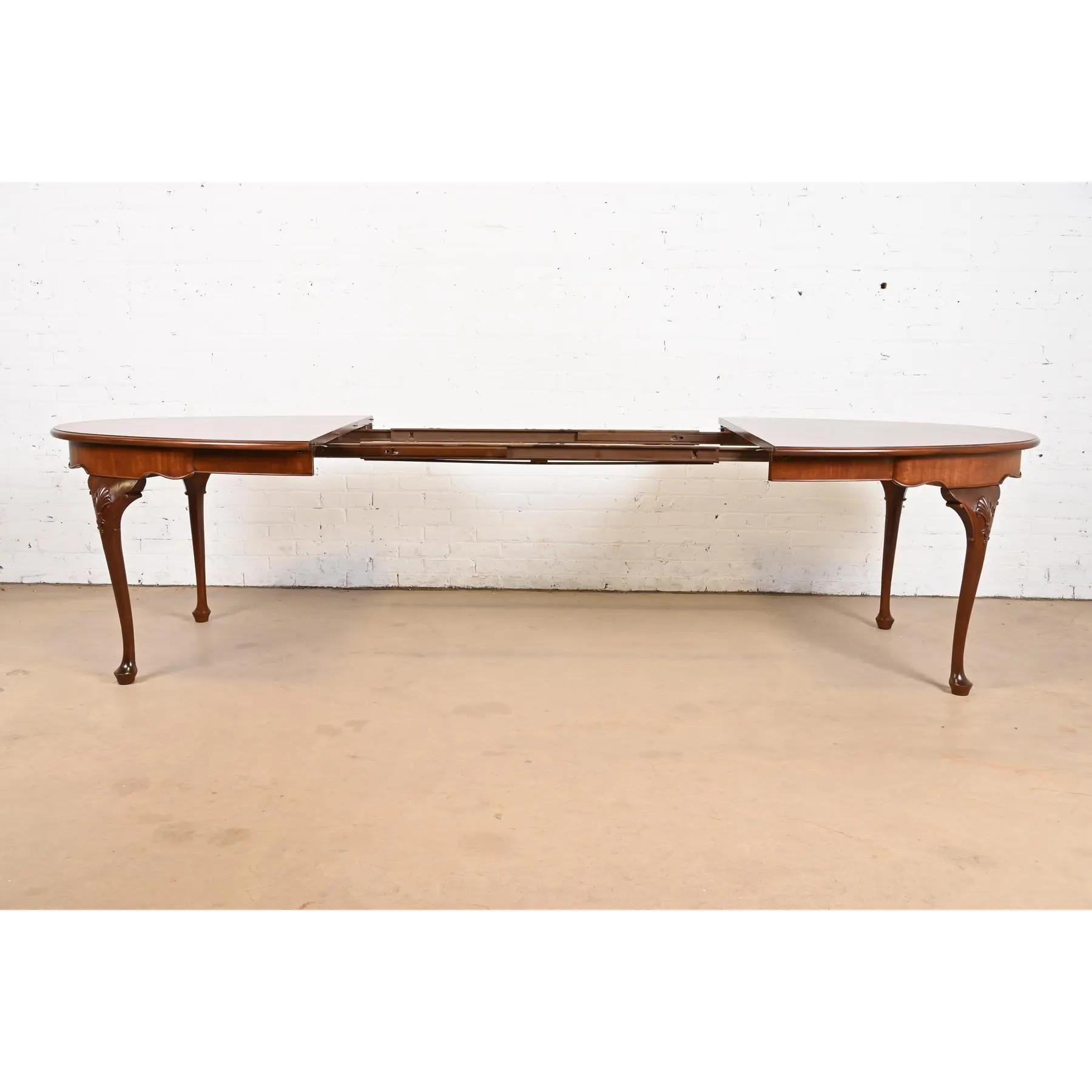 Acajou Henkel Harris Queen Anne table de salle à manger à rallonge en acajou massif, nouvellement revernie en vente