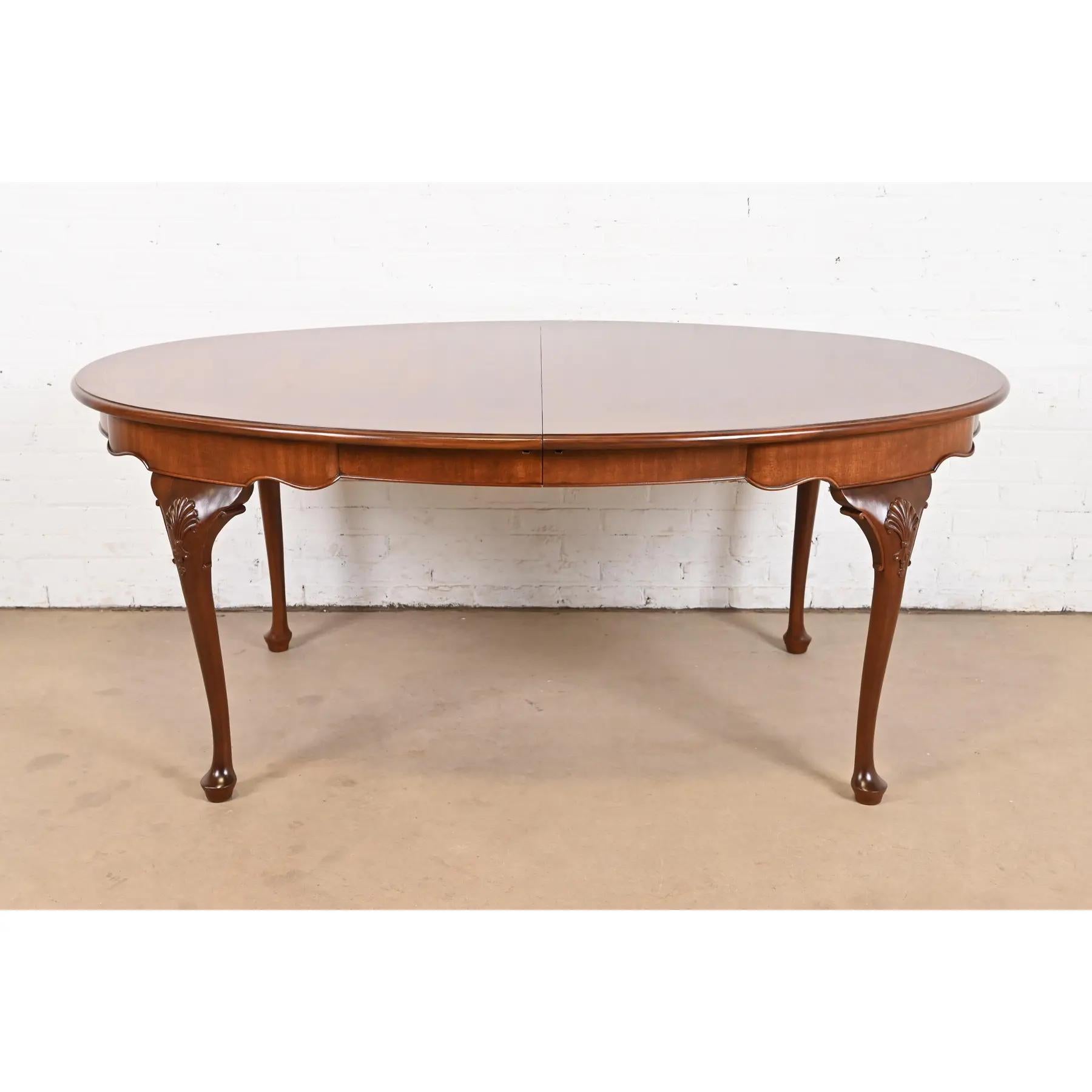 Henkel Harris Queen Anne table de salle à manger à rallonge en acajou massif, nouvellement revernie en vente 1