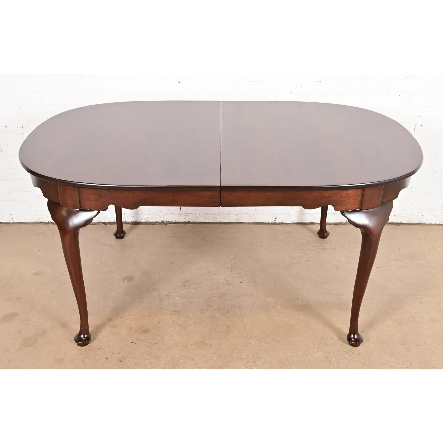 Henkel Harris Queen Anne table de salle à manger à rallonge en acajou massif, nouvellement revernie en vente 2