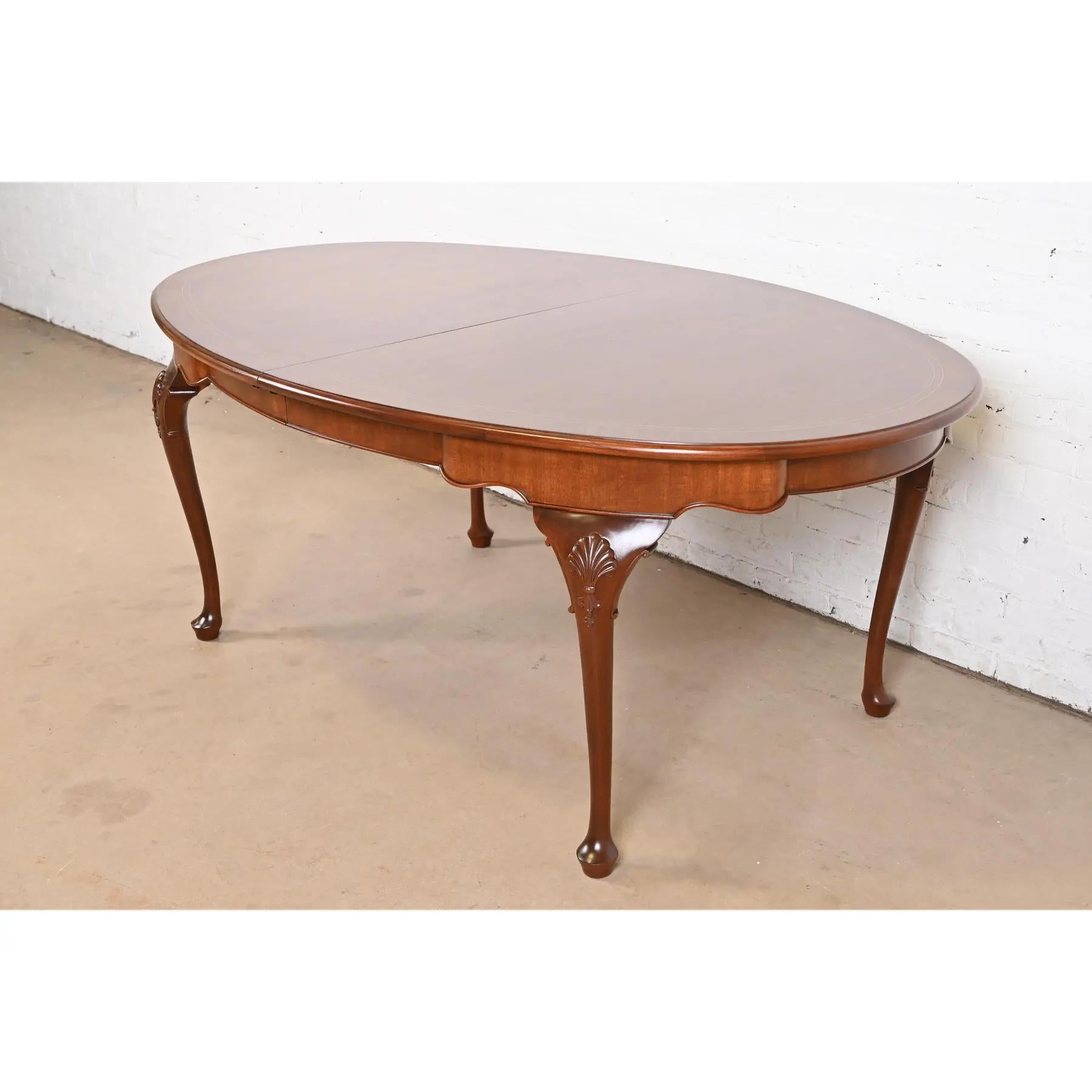 Henkel Harris Queen Anne table de salle à manger à rallonge en acajou massif, nouvellement revernie en vente 2