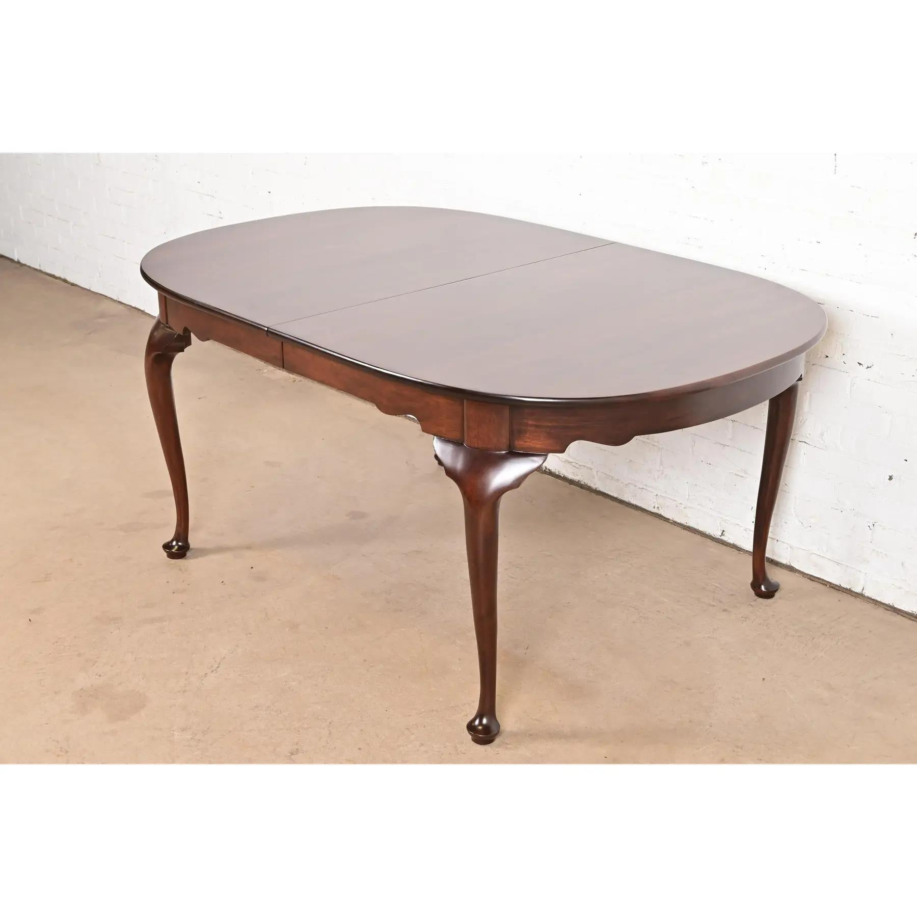 Henkel Harris Queen Anne table de salle à manger à rallonge en acajou massif, nouvellement revernie en vente 3