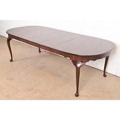 Henkel Harris Queen Anne table de salle à manger à rallonge en acajou massif, nouvellement revernie