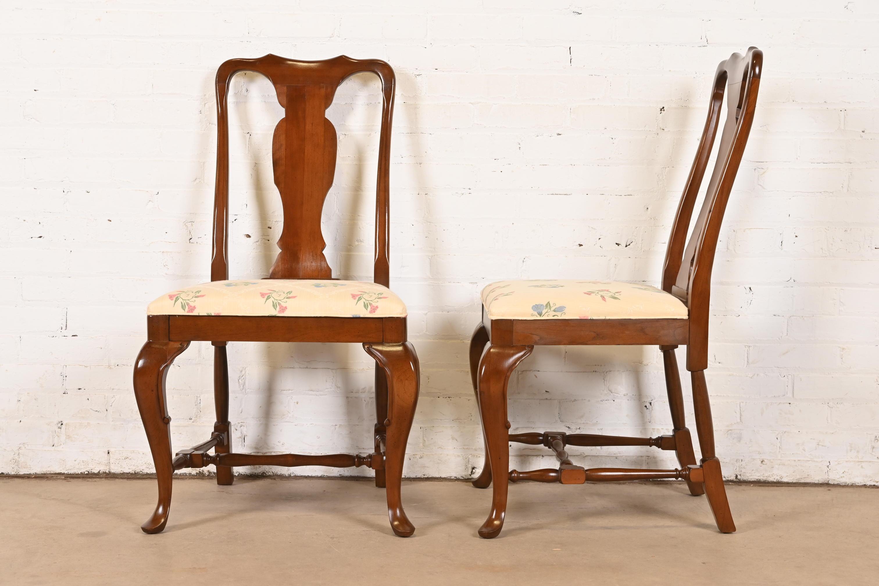 Paire de chaises d'appoint ou de chaises de salle à manger en acajou massif de Queen Anne, Henkel Harris en vente 4