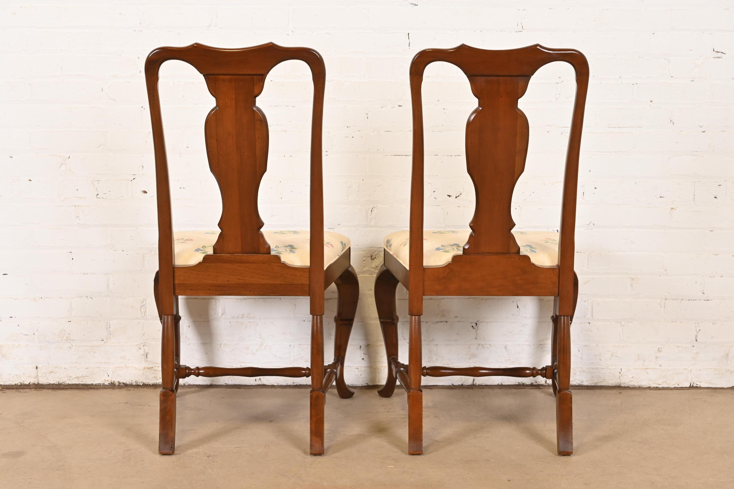 Paire de chaises d'appoint ou de chaises de salle à manger en acajou massif de Queen Anne, Henkel Harris en vente 5