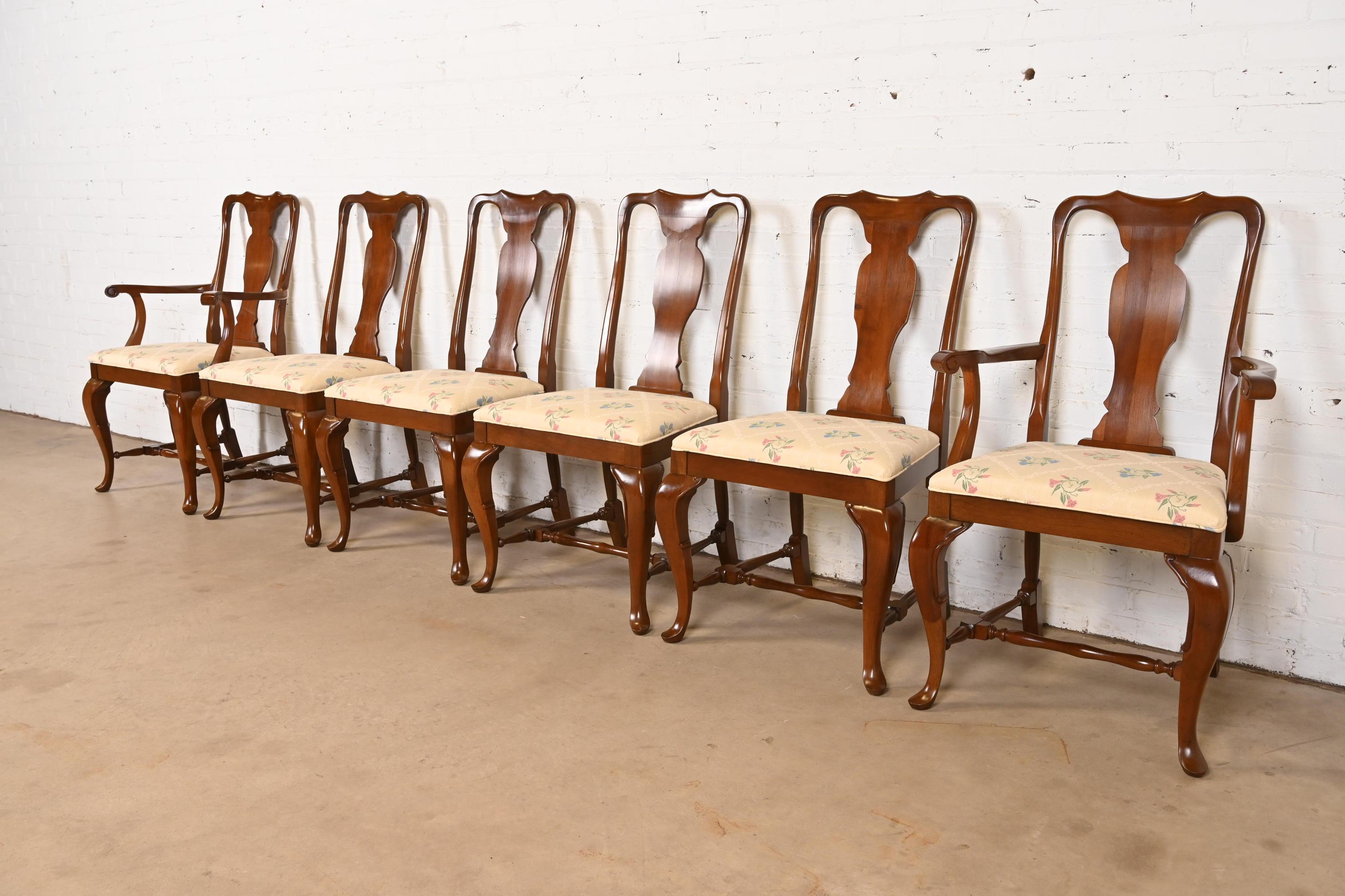 Paire de chaises d'appoint ou de chaises de salle à manger en acajou massif de Queen Anne, Henkel Harris en vente 6