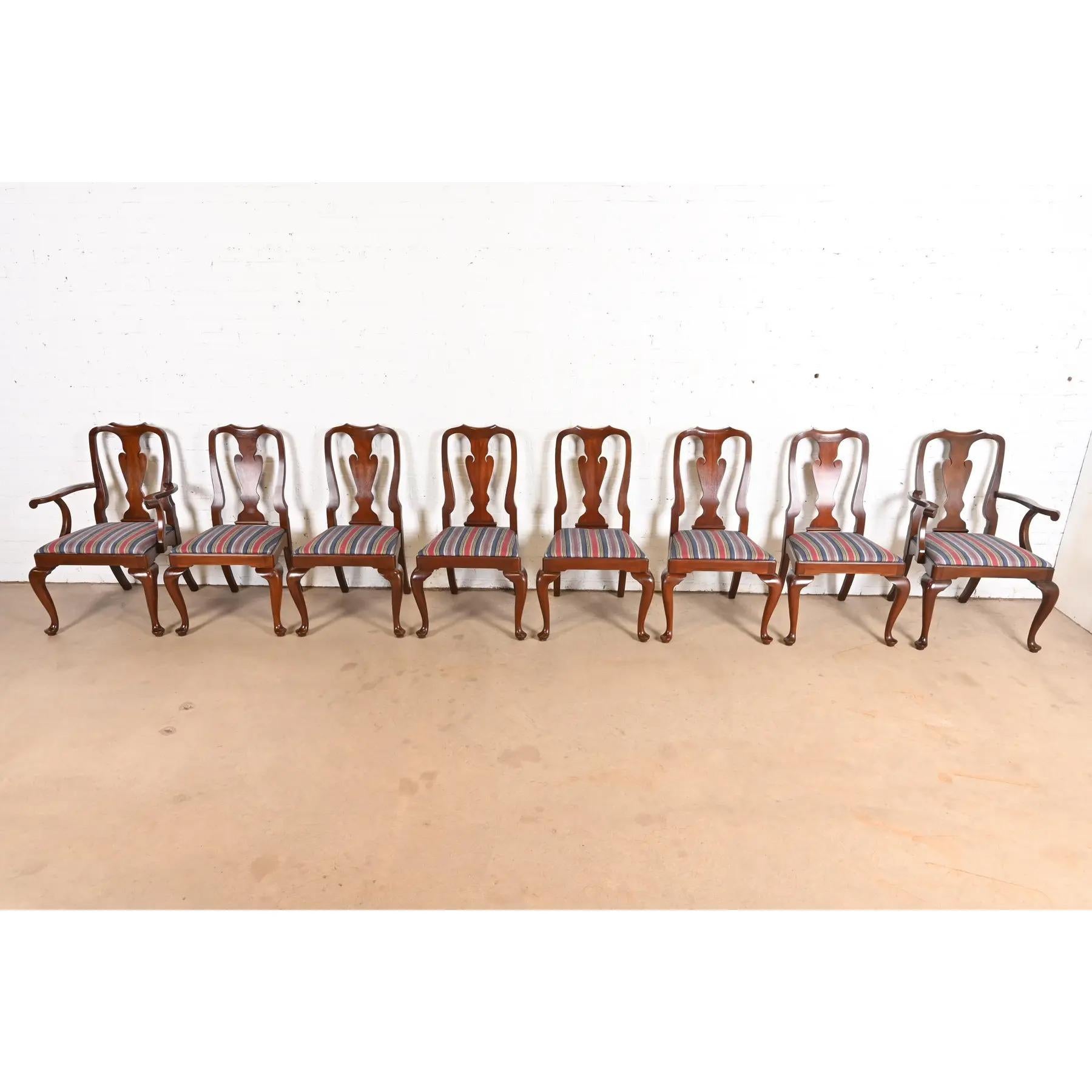 Pareja de sillas auxiliares o de comedor de caoba maciza Queen Anne Harris en venta 6