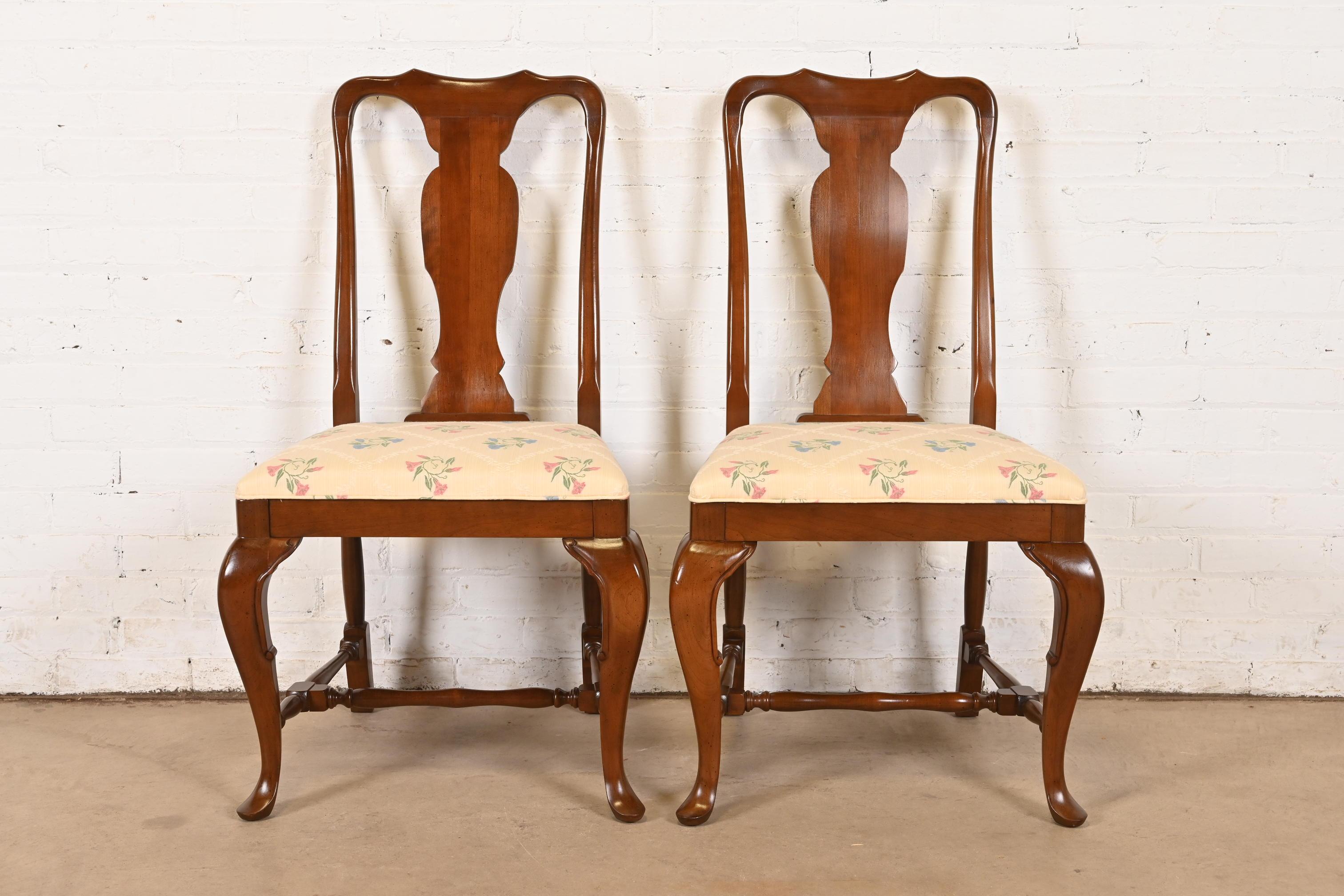 Une magnifique paire de chaises d'appoint ou de chaises de salle à manger de style Queen Anne ou Georgien

À la manière de Henkel Harris

USA, Circa 1980

Châssis en bois de cerisier massif sculpté, avec sièges rembourrés

Dimensions : 22,5 