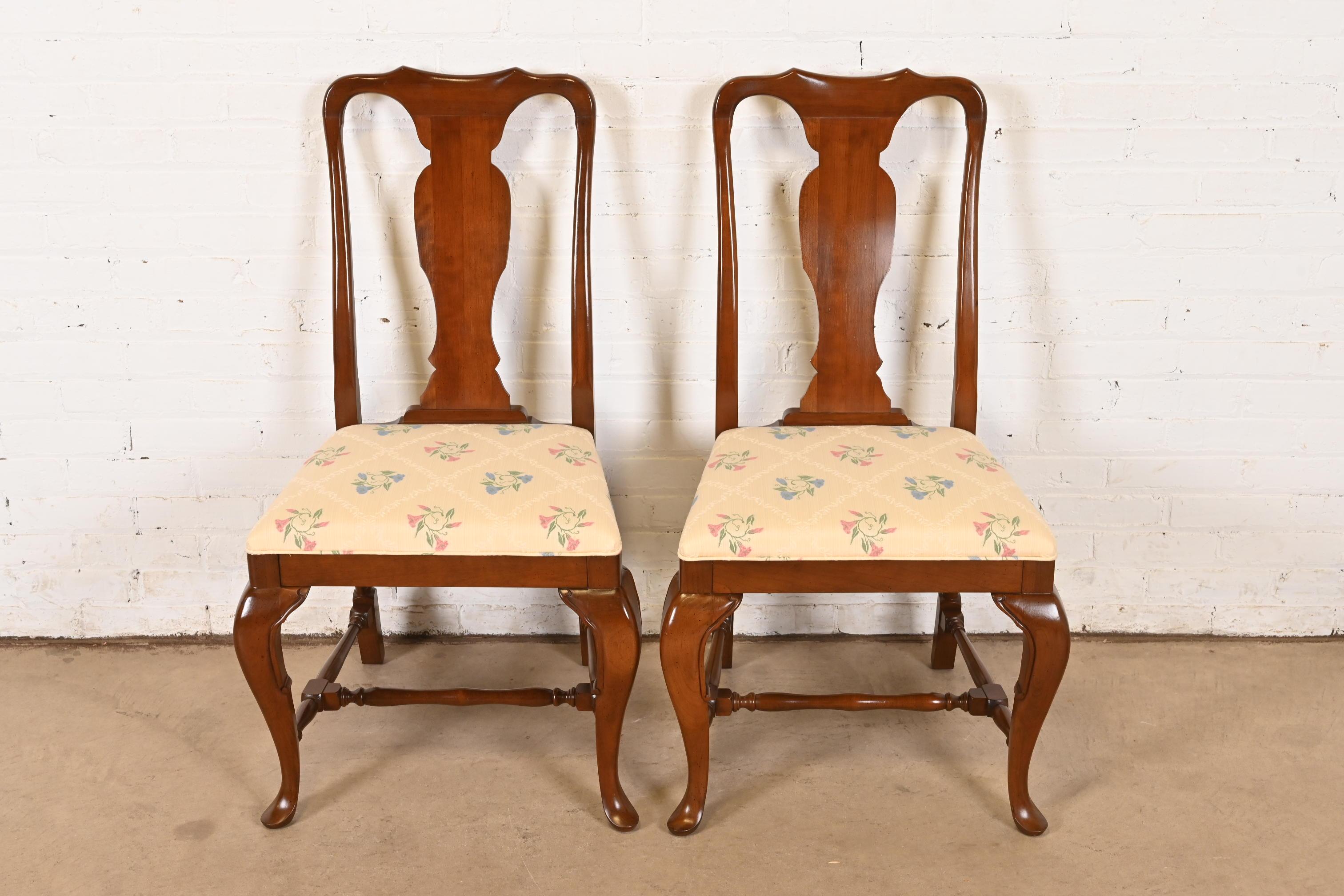 Américain Paire de chaises d'appoint ou de chaises de salle à manger en acajou massif de Queen Anne, Henkel Harris en vente