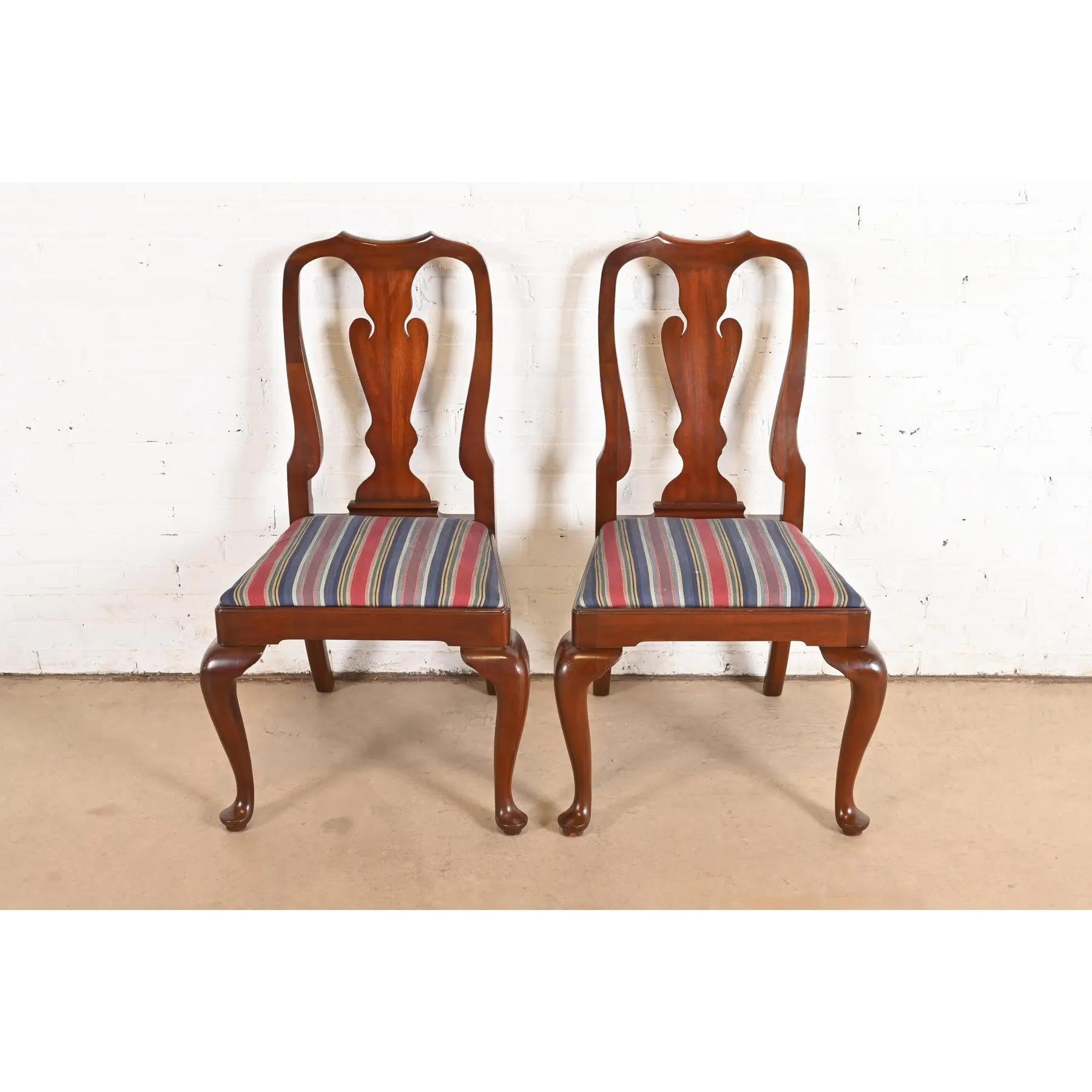 Pareja de sillas auxiliares o de comedor de caoba maciza Queen Anne Harris Estadounidense en venta