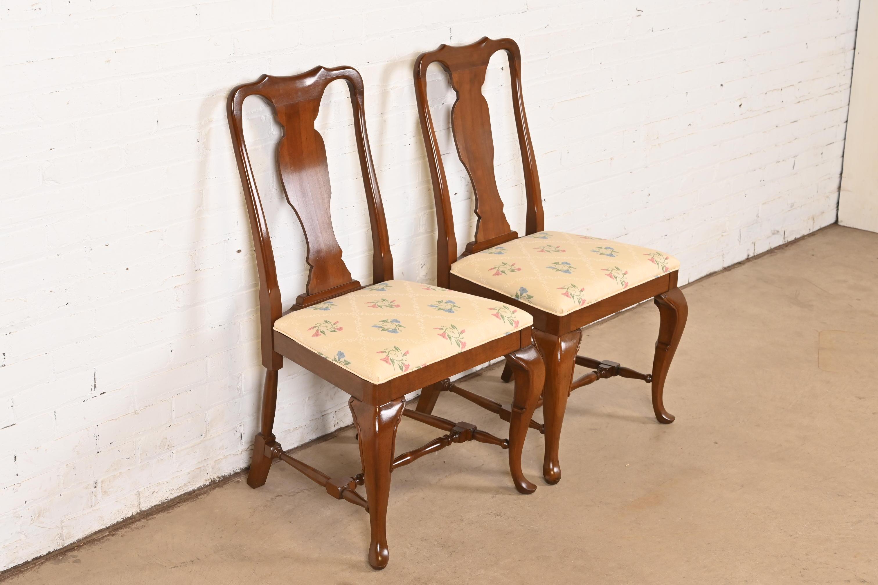 Paire de chaises d'appoint ou de chaises de salle à manger en acajou massif de Queen Anne, Henkel Harris Bon état - En vente à South Bend, IN