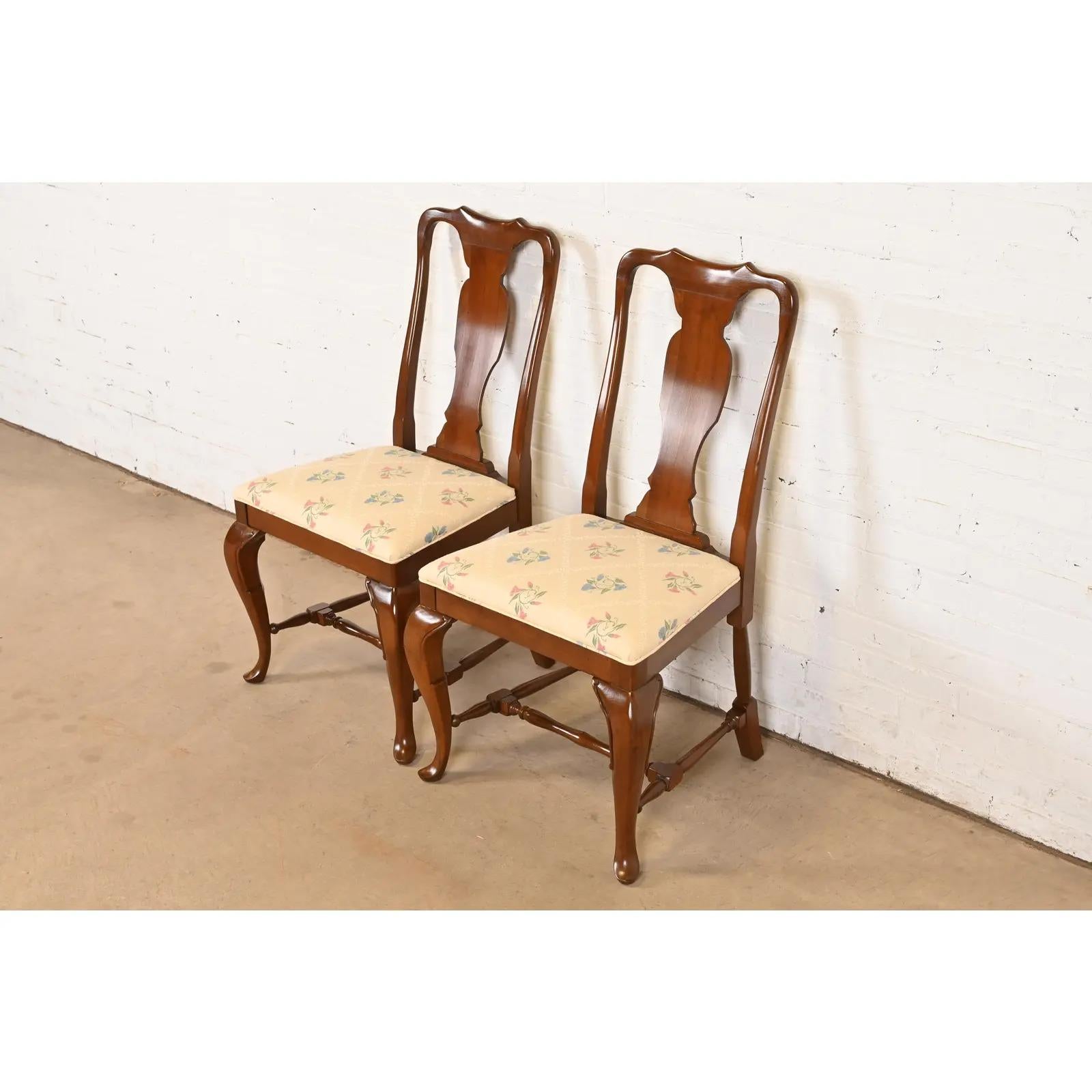 Fin du 20e siècle Paire de chaises d'appoint ou de chaises de salle à manger en acajou massif de Queen Anne, Henkel Harris en vente