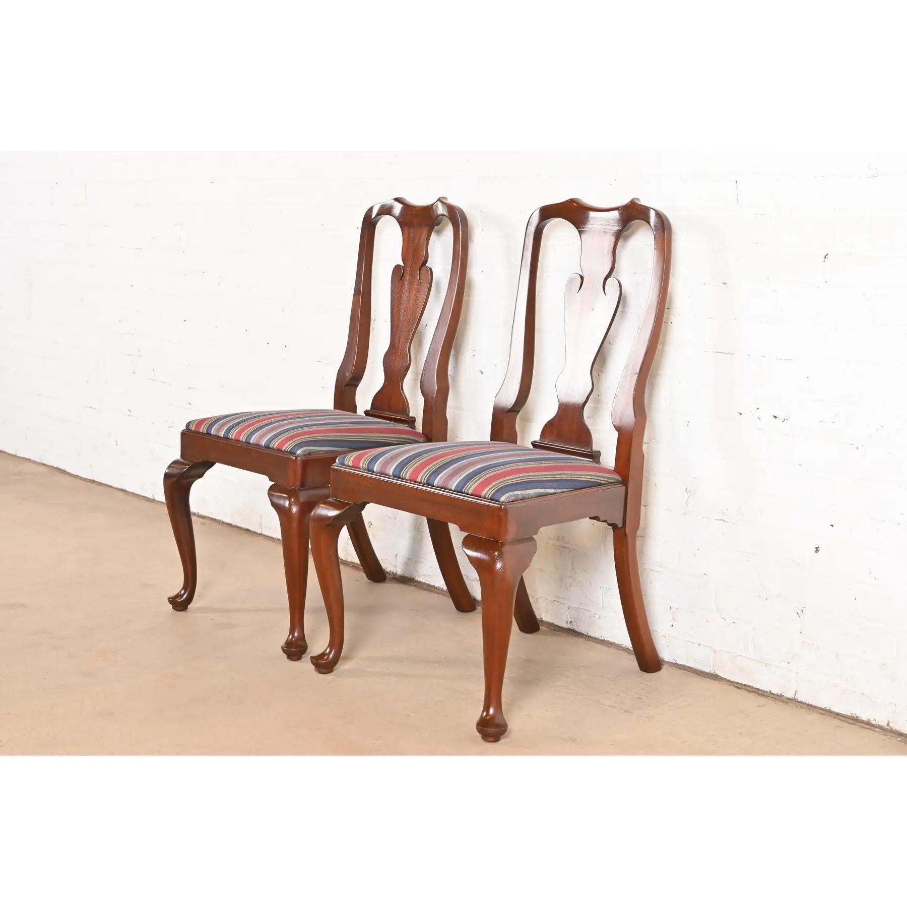 Pareja de sillas auxiliares o de comedor de caoba maciza Queen Anne Harris finales del siglo XX en venta
