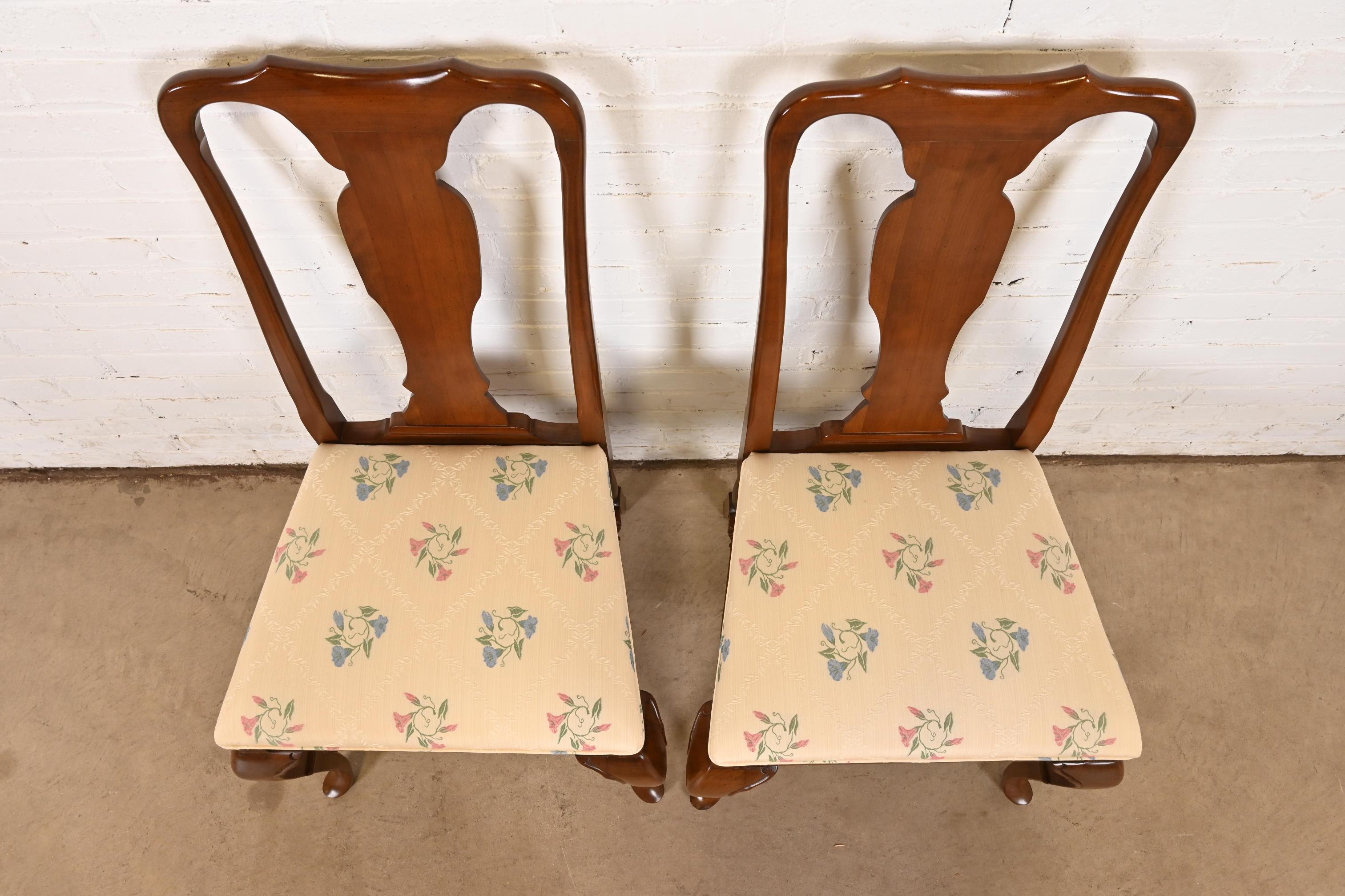 Tissu d'ameublement Paire de chaises d'appoint ou de chaises de salle à manger en acajou massif de Queen Anne, Henkel Harris en vente