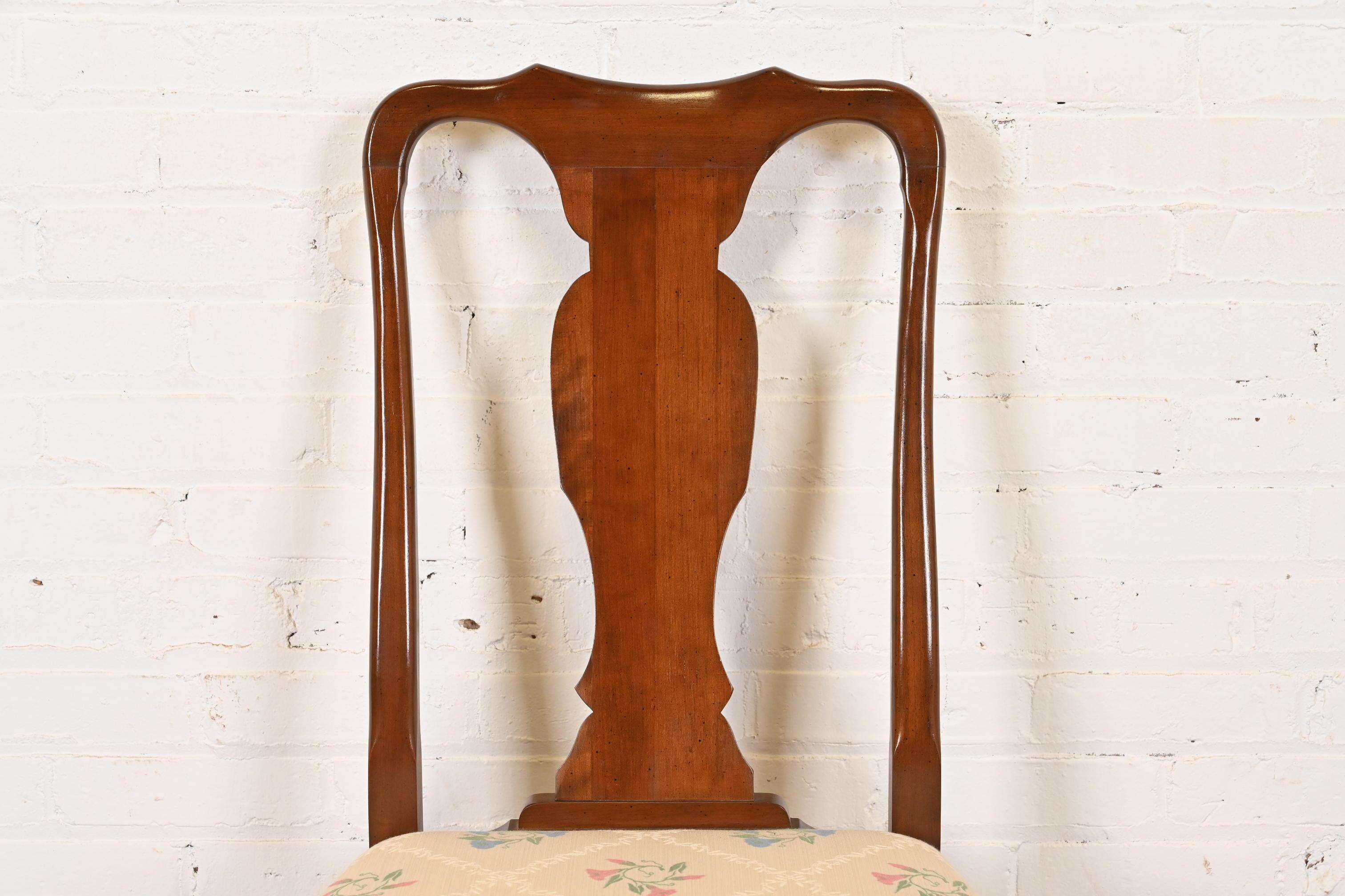 Paire de chaises d'appoint ou de chaises de salle à manger en acajou massif de Queen Anne, Henkel Harris en vente 1