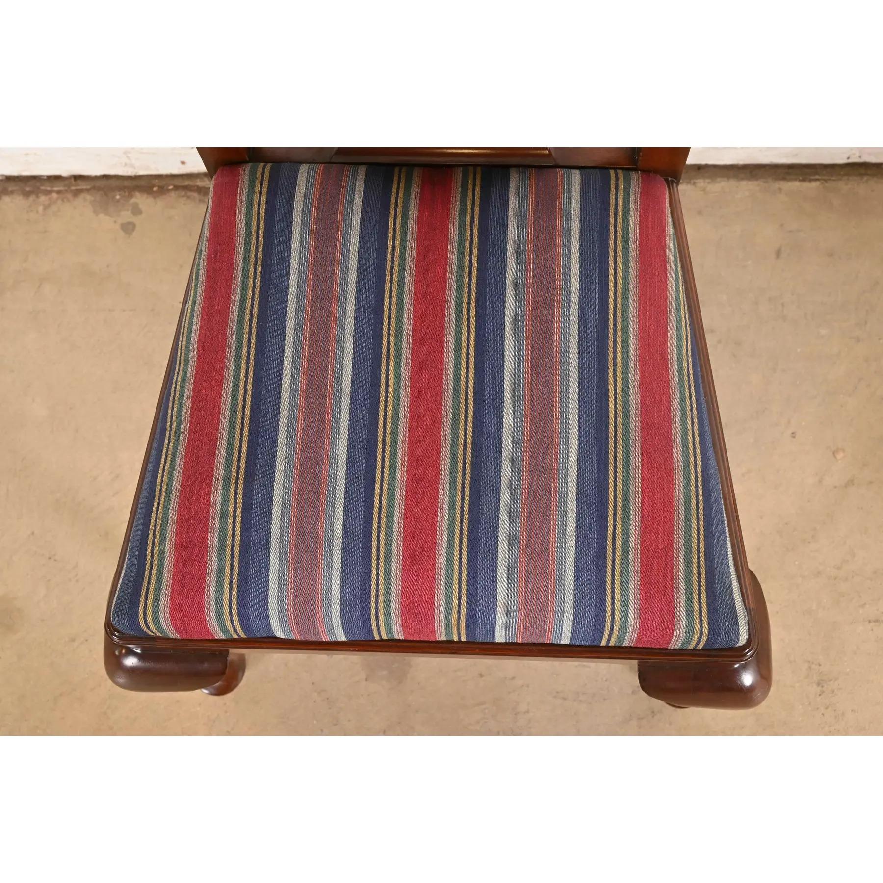 Pareja de sillas auxiliares o de comedor de caoba maciza Queen Anne Harris en venta 2