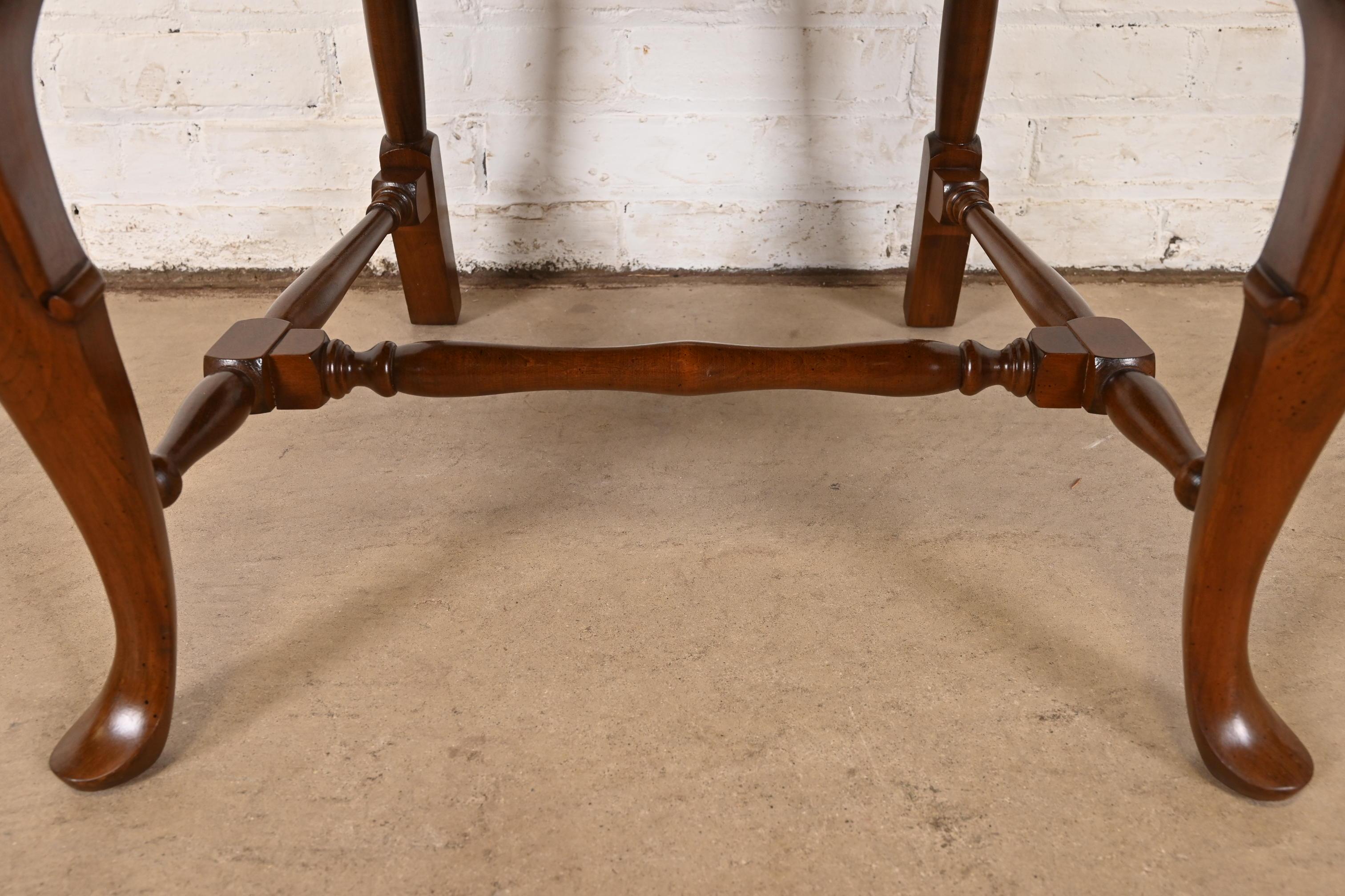 Paire de chaises d'appoint ou de chaises de salle à manger en acajou massif de Queen Anne, Henkel Harris en vente 3