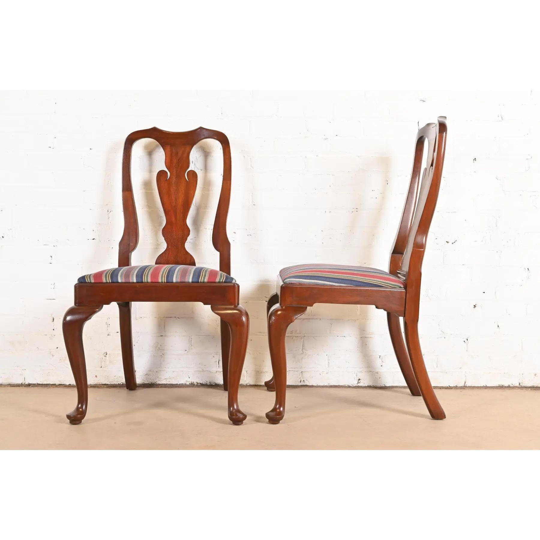 Pareja de sillas auxiliares o de comedor de caoba maciza Queen Anne Harris en venta 3