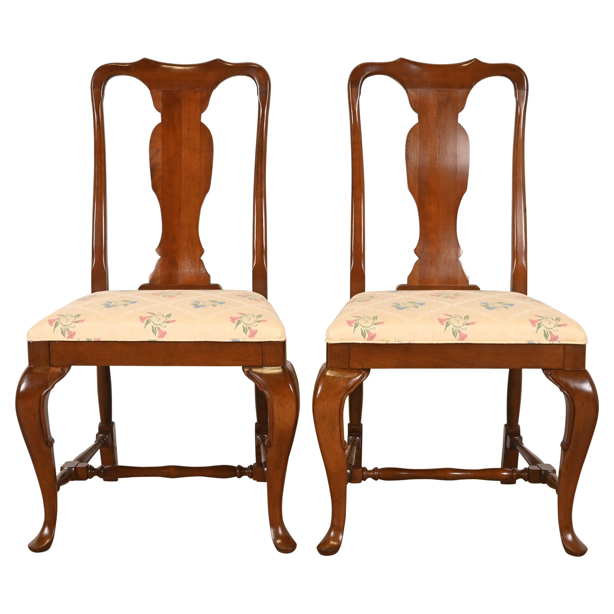 Paire de chaises d'appoint ou de chaises de salle à manger en acajou massif de Queen Anne, Henkel Harris