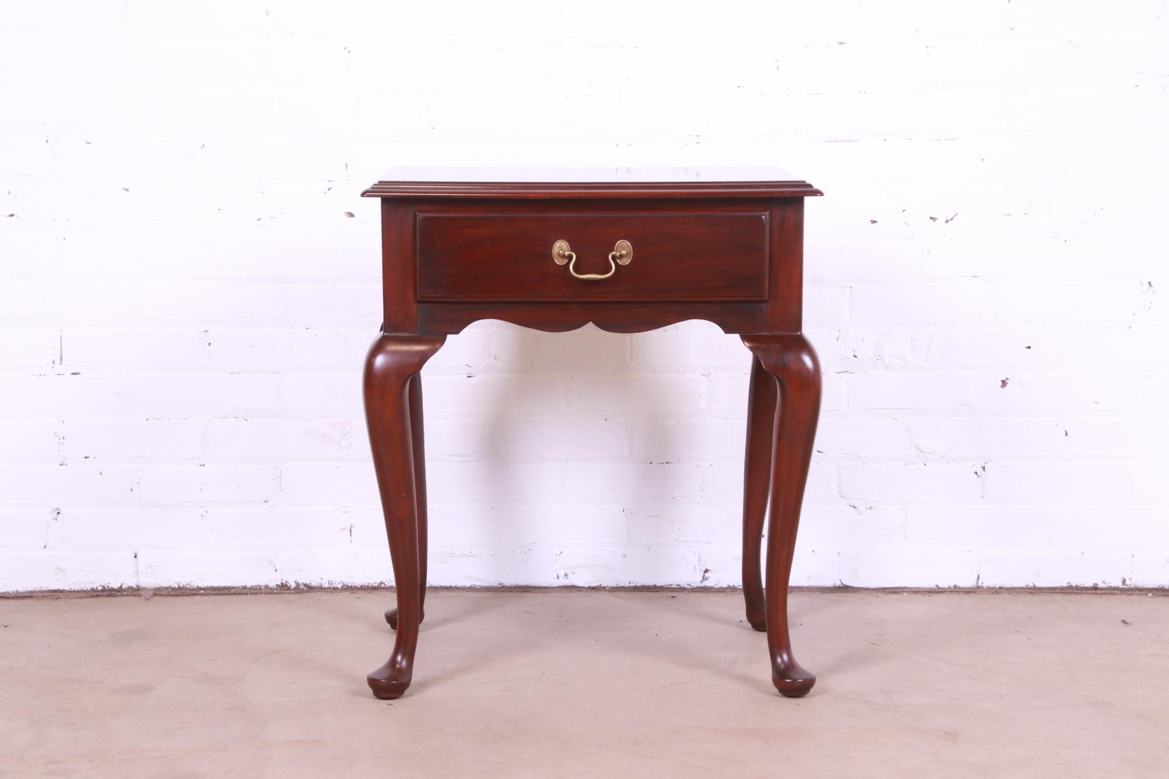 A gorgeous Queen Anne style nightstand or side table.

By Henkel Harris.

USA, 1979.

Solid mahogany, with original brass hardware.

Measures: 22.5