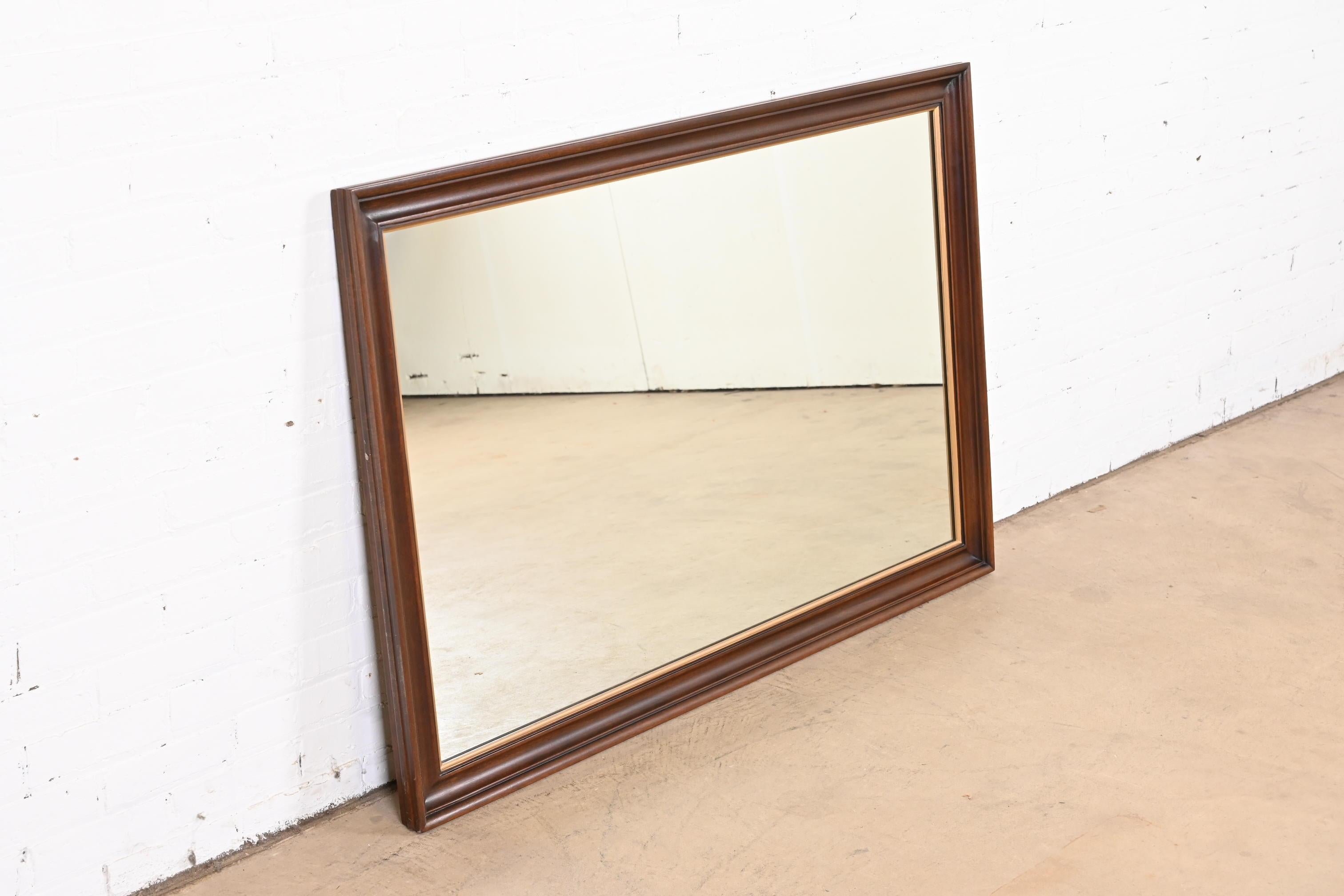 A beautiful traditional Regency style framed wall mirror

By Henkel Harris

USA, 1972

Carved solid mahogany, with gold gilt trim.

Measures: 52.5