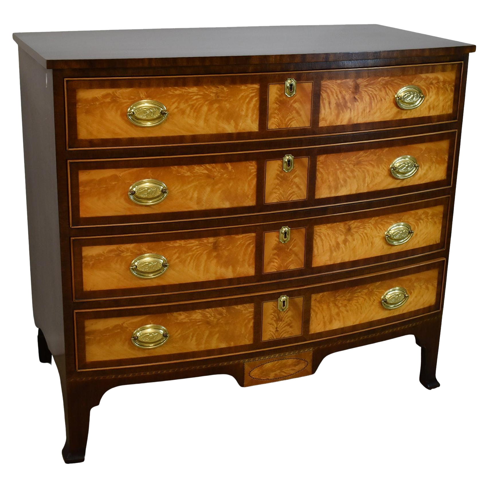 Henkel Harris Rogers Commode en acajou et bois de satin avec nœud sur le devant n° 2410 en vente