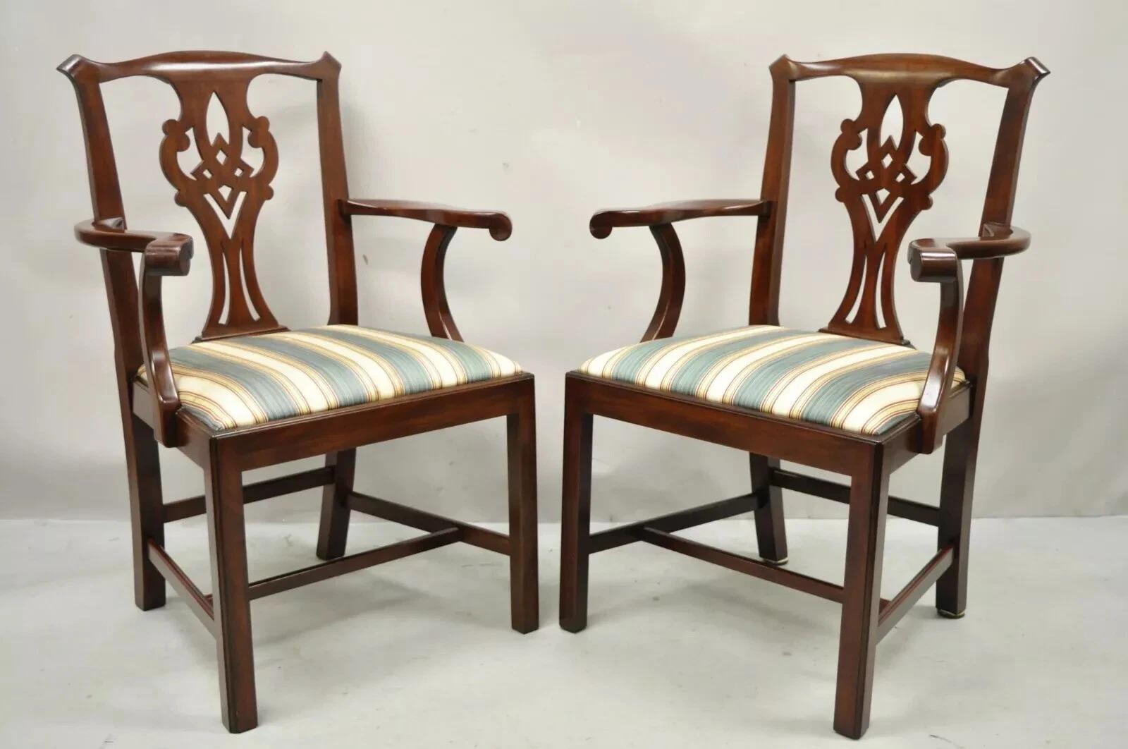 Set di 6 sedie da pranzo vintage in mogano massiccio Henkel Harris in stile Chippendale. L'offerta comprende (4) sedie laterali, (2) poltrone, struttura in legno massiccio, bellissime venature del legno, etichetta originale, artigianato americano di
