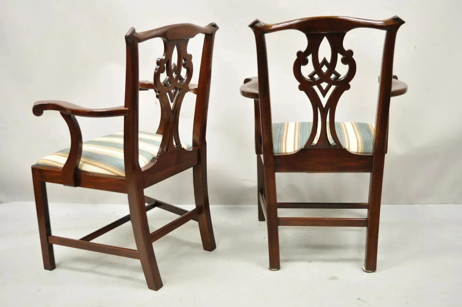 XX secolo Sedie da pranzo in stile Chippendale georgiano di Henkel Harris in mogano massiccio - Set di 6 in vendita