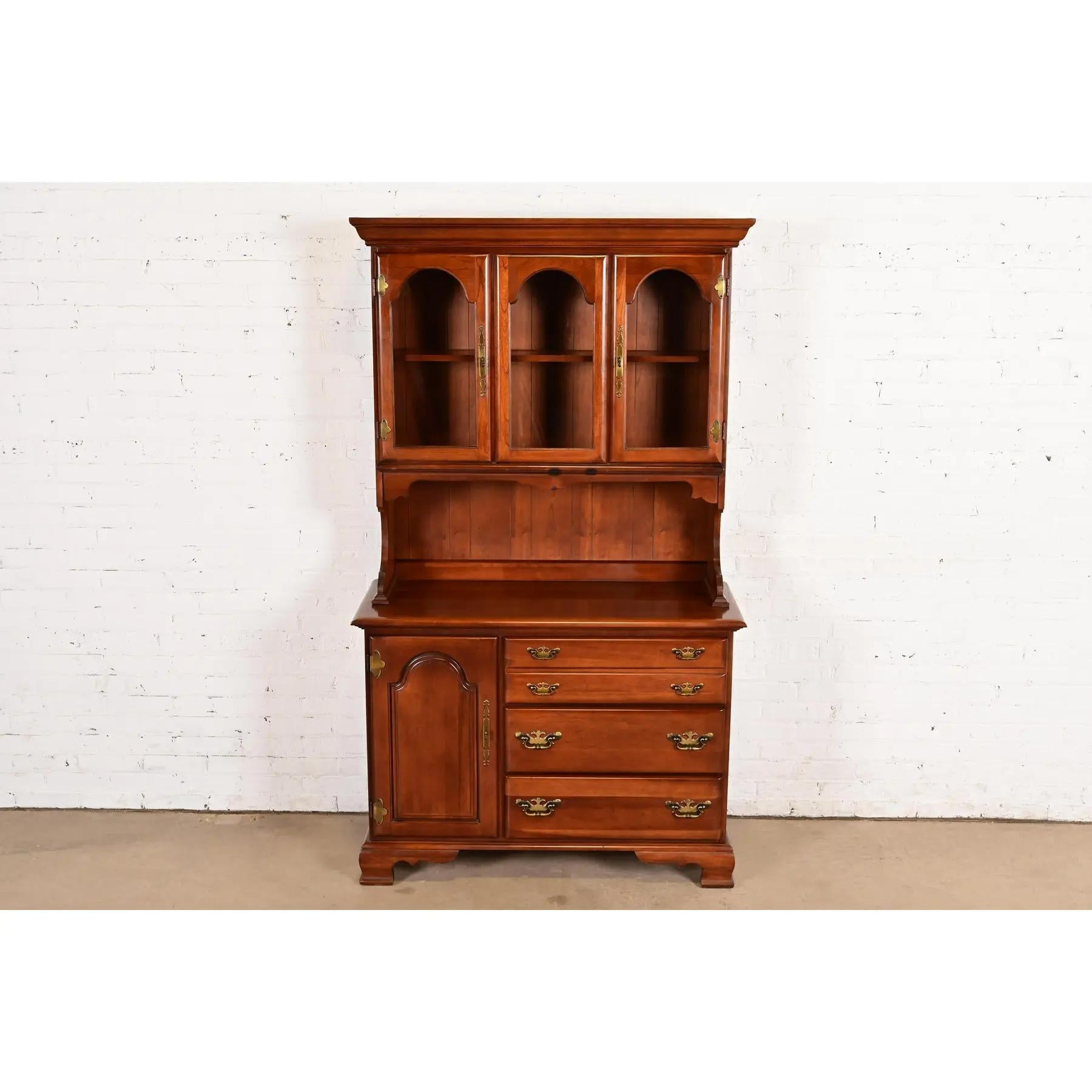Henkel Harris Style American Colonial Cherry Wood Breakfront Sideboard Buffet In Good Condition For Sale In South Bend, IN