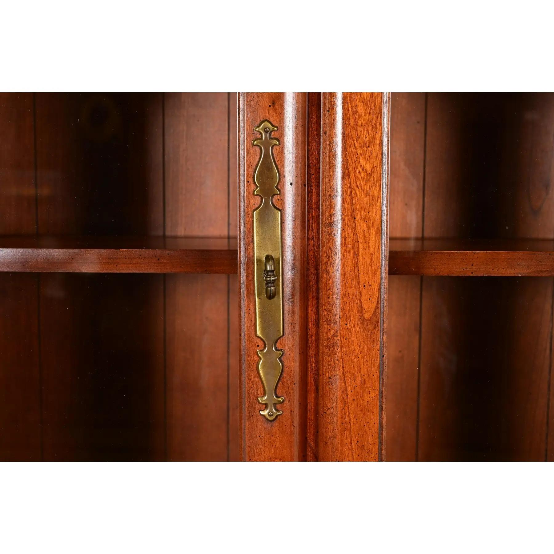 Henkel Harris Style American Colonial Cherry Wood Breakfront Sideboard Buffet For Sale 3