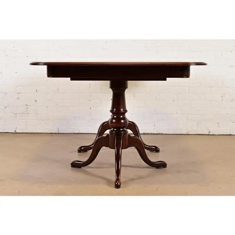 Mesa de Comedor Extensible Georgiana Estilo Henkel Harris, Recién Acabada en venta 4