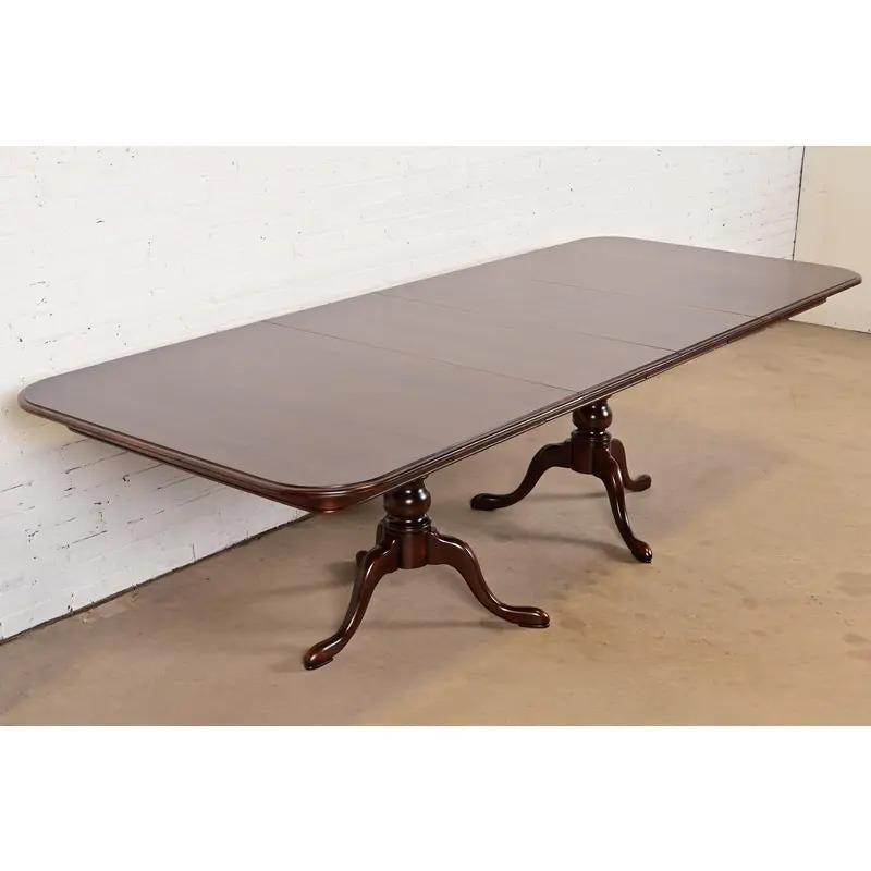 Mesa de Comedor Extensible Georgiana Estilo Henkel Harris, Recién Acabada Georgiano en venta