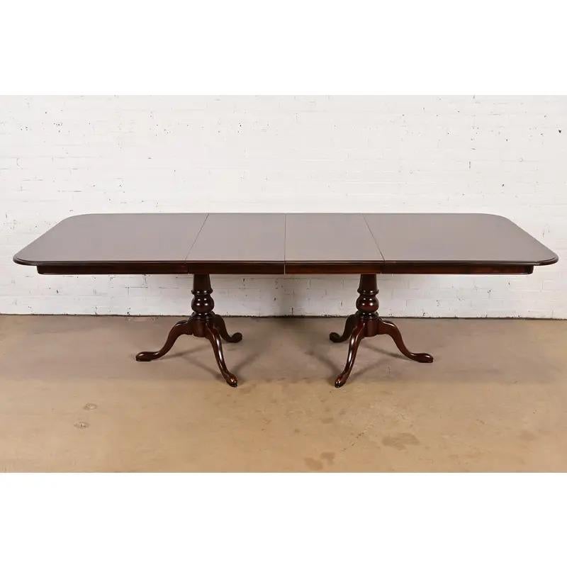 Mesa de Comedor Extensible Georgiana Estilo Henkel Harris, Recién Acabada Estadounidense en venta