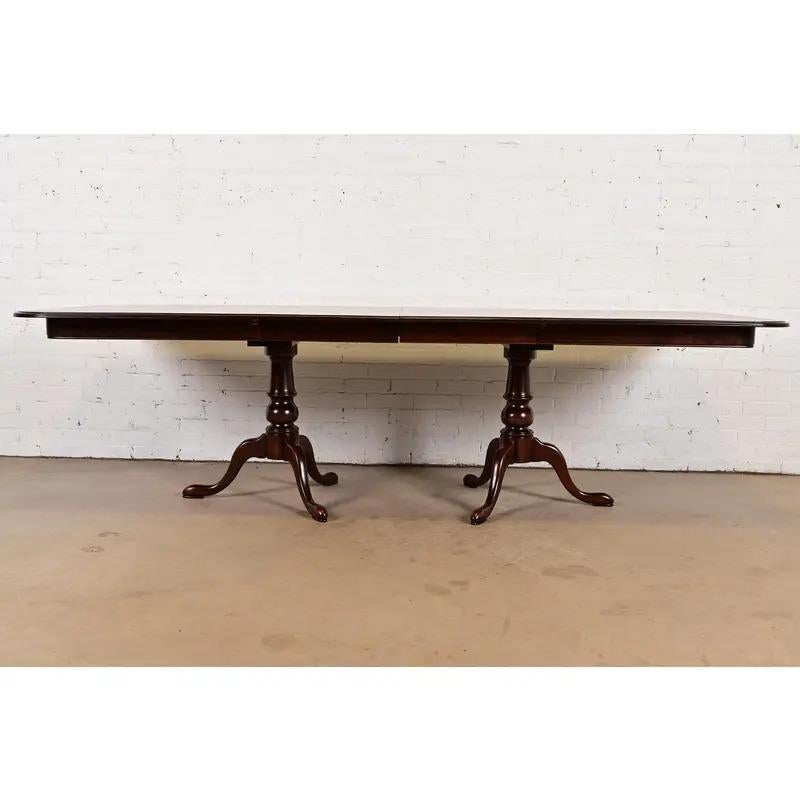 Mesa de Comedor Extensible Georgiana Estilo Henkel Harris, Recién Acabada en Bueno estado para la venta en South Bend, IN