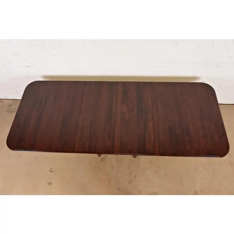 Mesa de Comedor Extensible Georgiana Estilo Henkel Harris, Recién Acabada siglo XX en venta