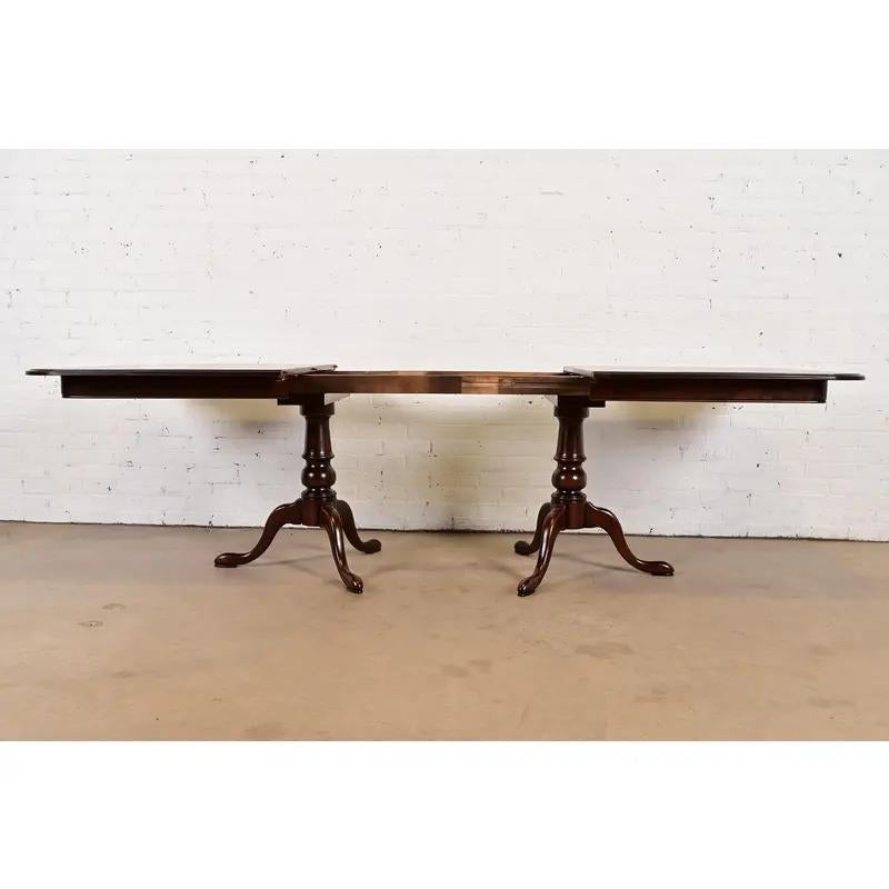 Mesa de Comedor Extensible Georgiana Estilo Henkel Harris, Recién Acabada Cereza en venta