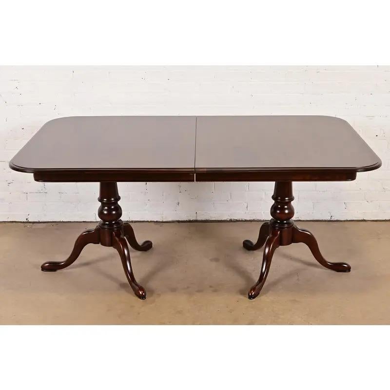 Mesa de Comedor Extensible Georgiana Estilo Henkel Harris, Recién Acabada en venta 1