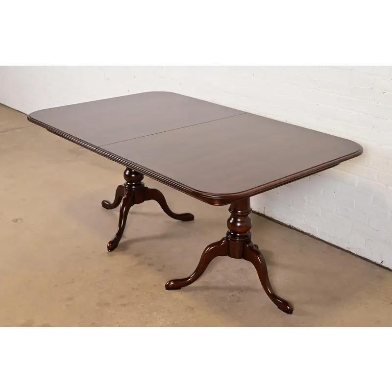 Mesa de Comedor Extensible Georgiana Estilo Henkel Harris, Recién Acabada en venta 2