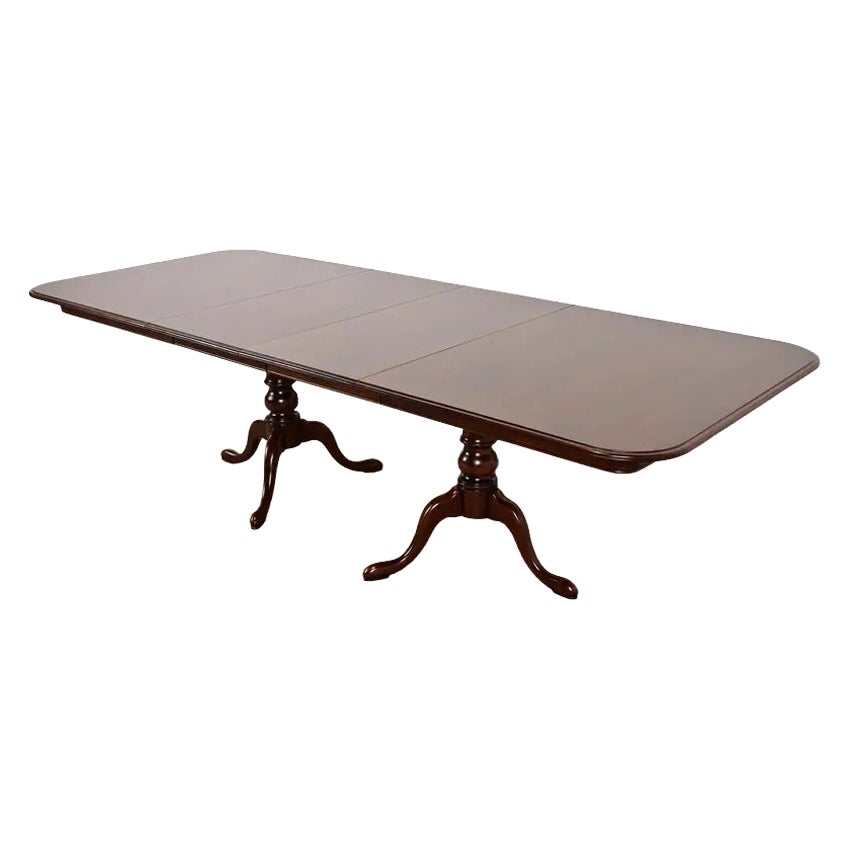 Table de salle à manger à rallonge de style géorgien Henkel Harris, nouvellement repeinte