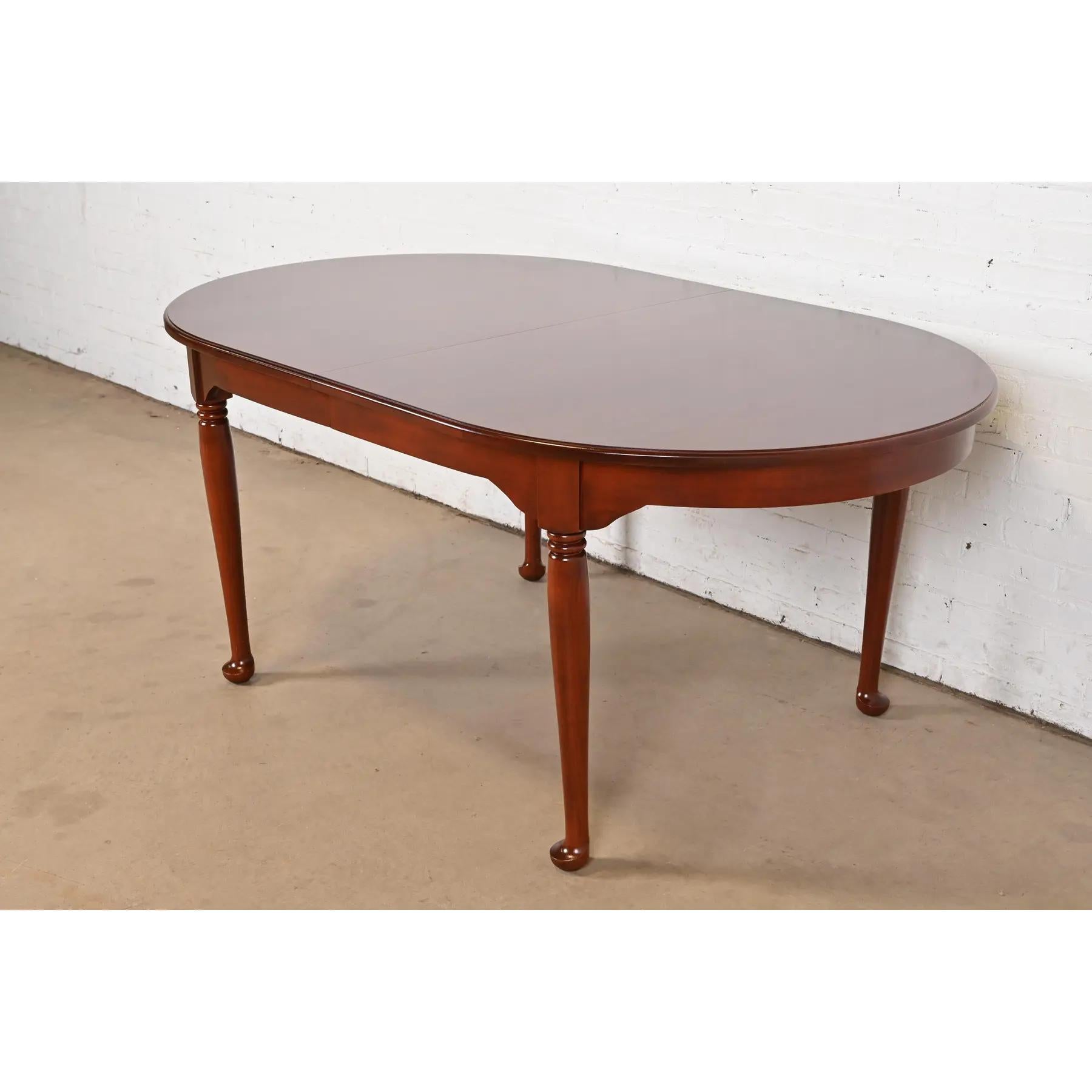 Table de salle à manger en cerisier massif, Henkel Harris Style Queen Anne, nouvellement repeinte en vente 4