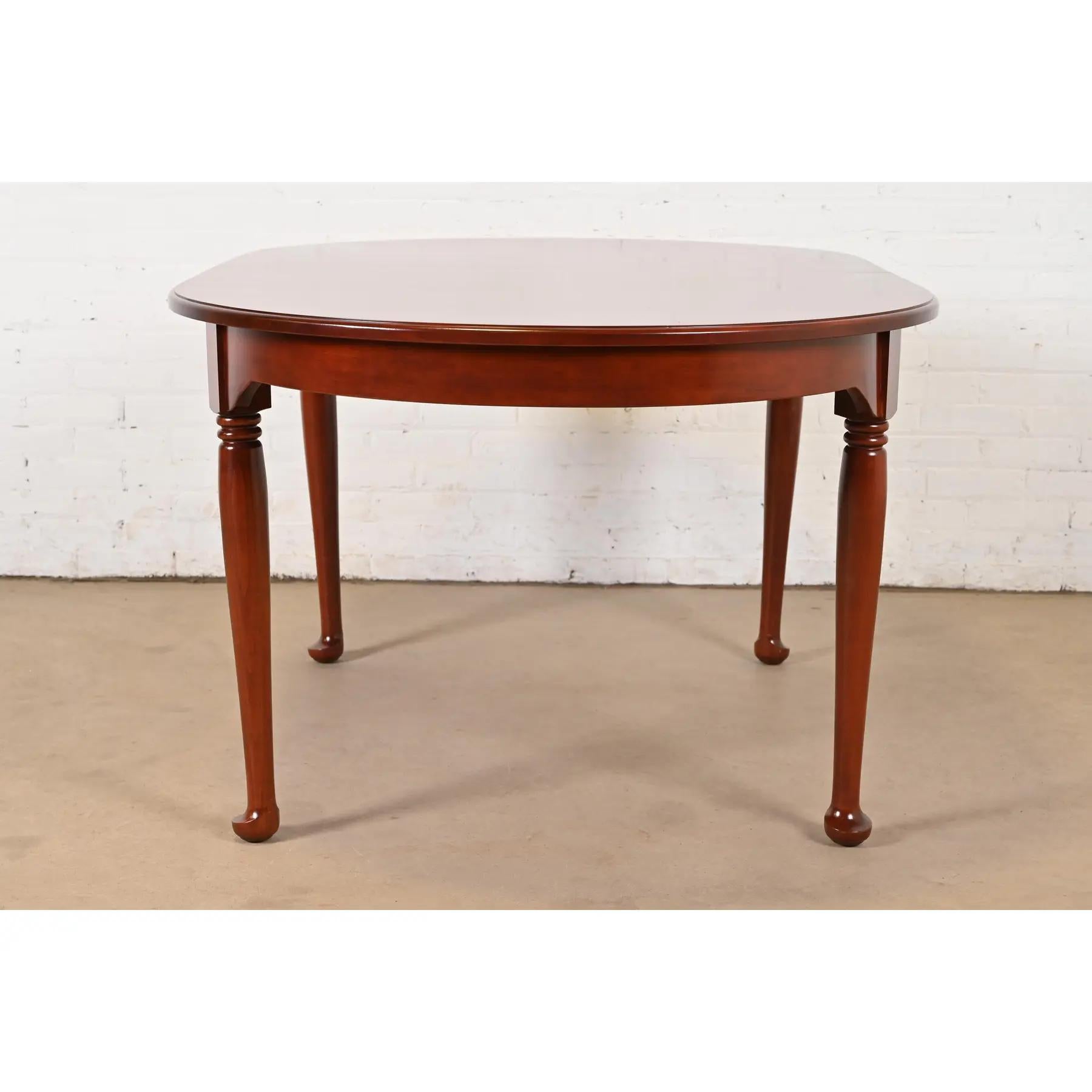 Table de salle à manger en cerisier massif, Henkel Harris Style Queen Anne, nouvellement repeinte en vente 5